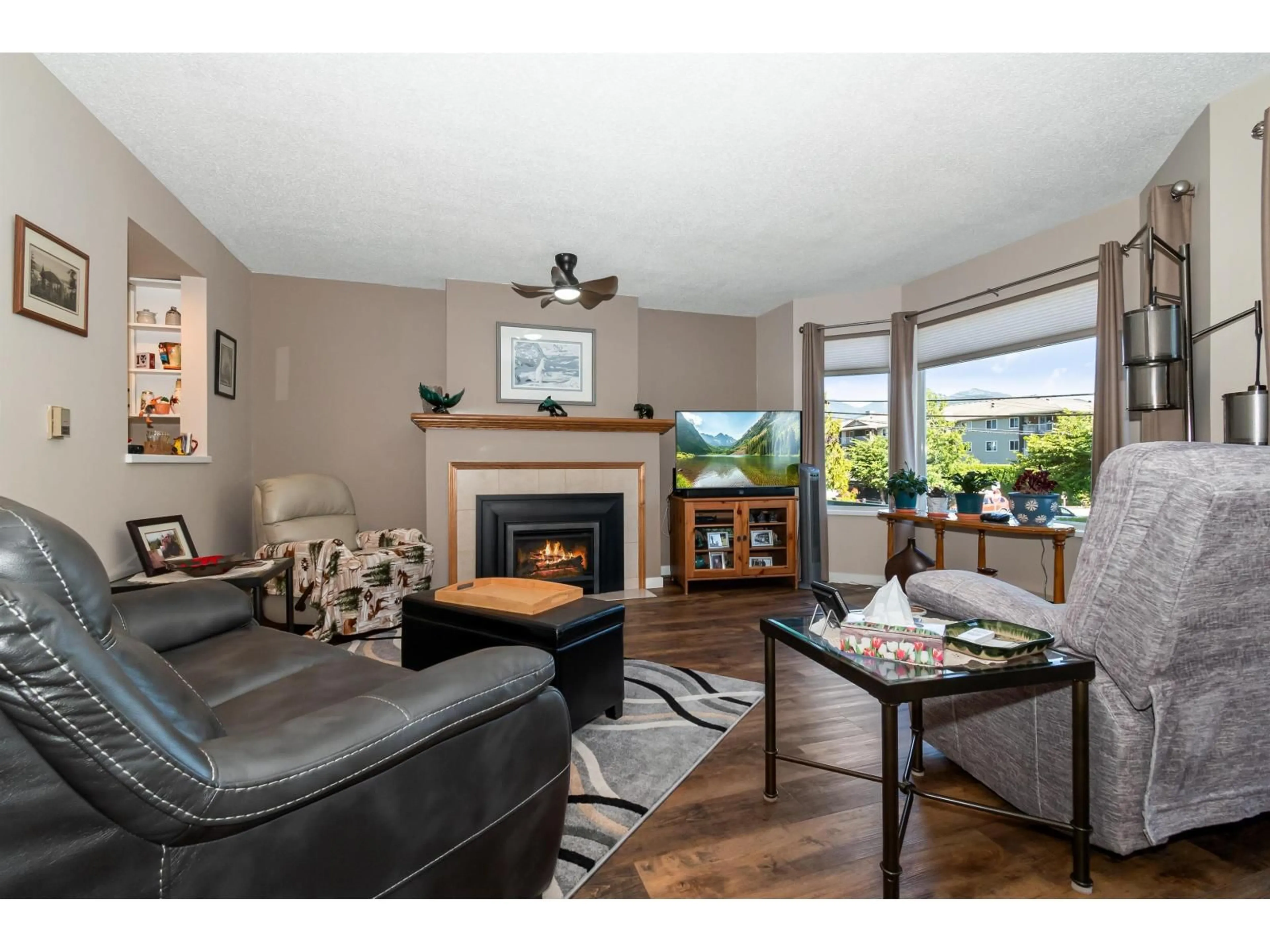 Living room with furniture, wood/laminate floor for 102 - 45604 BRETT AVENUE, Chilliwack British Columbia V2P1N9