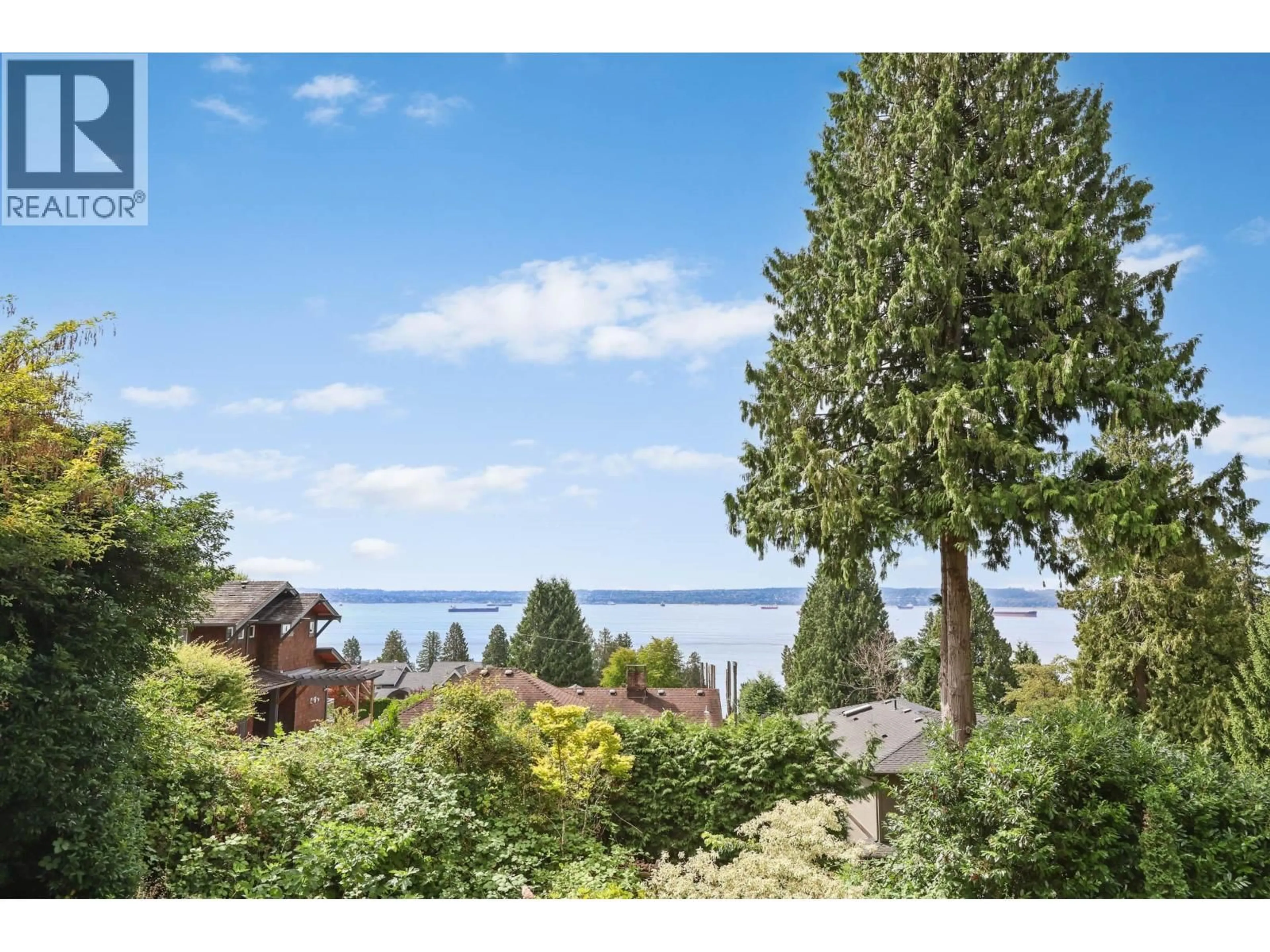 A pic from outside/outdoor area/front of a property/back of a property/a pic from drone, water/lake/river/ocean view for 2678 OTTAWA AVENUE, West Vancouver British Columbia V7V2T5