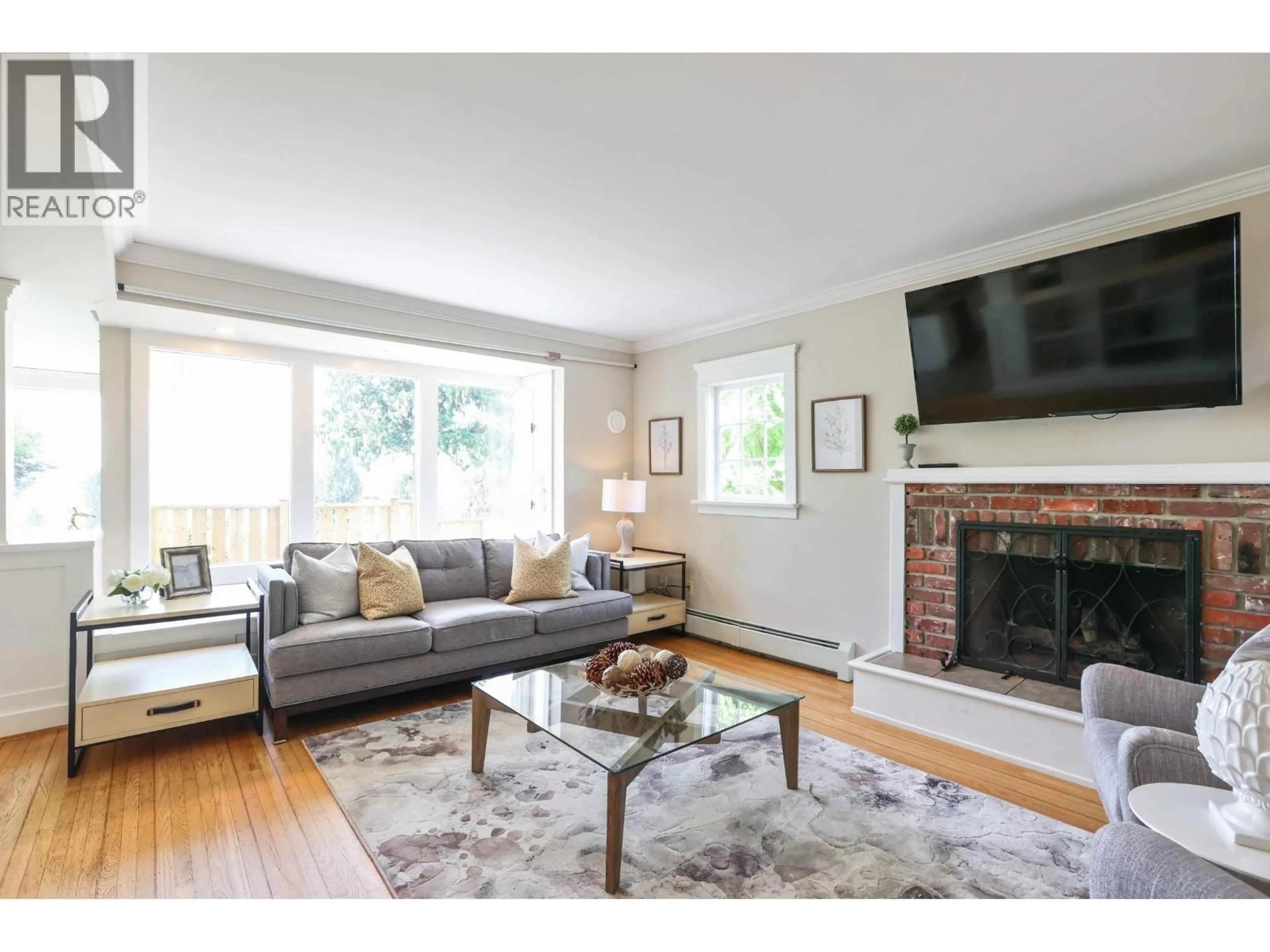 Living room with furniture, wood/laminate floor for 2678 OTTAWA AVENUE, West Vancouver British Columbia V7V2T5