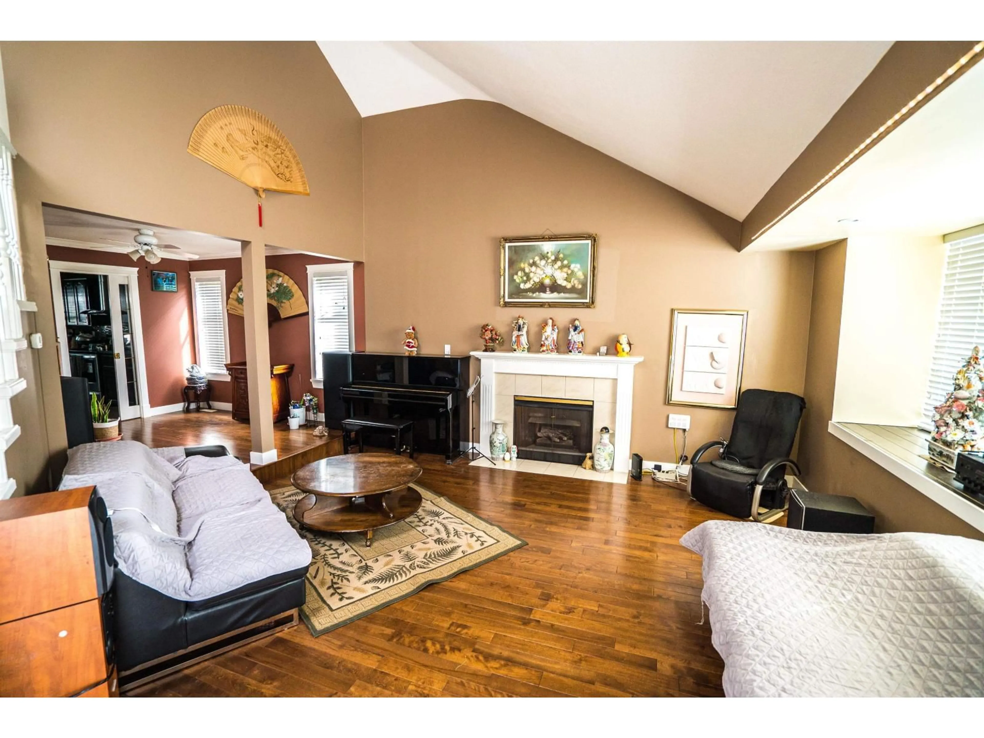 Living room with furniture, wood/laminate floor for 9420 157, Surrey British Columbia V4N3B5
