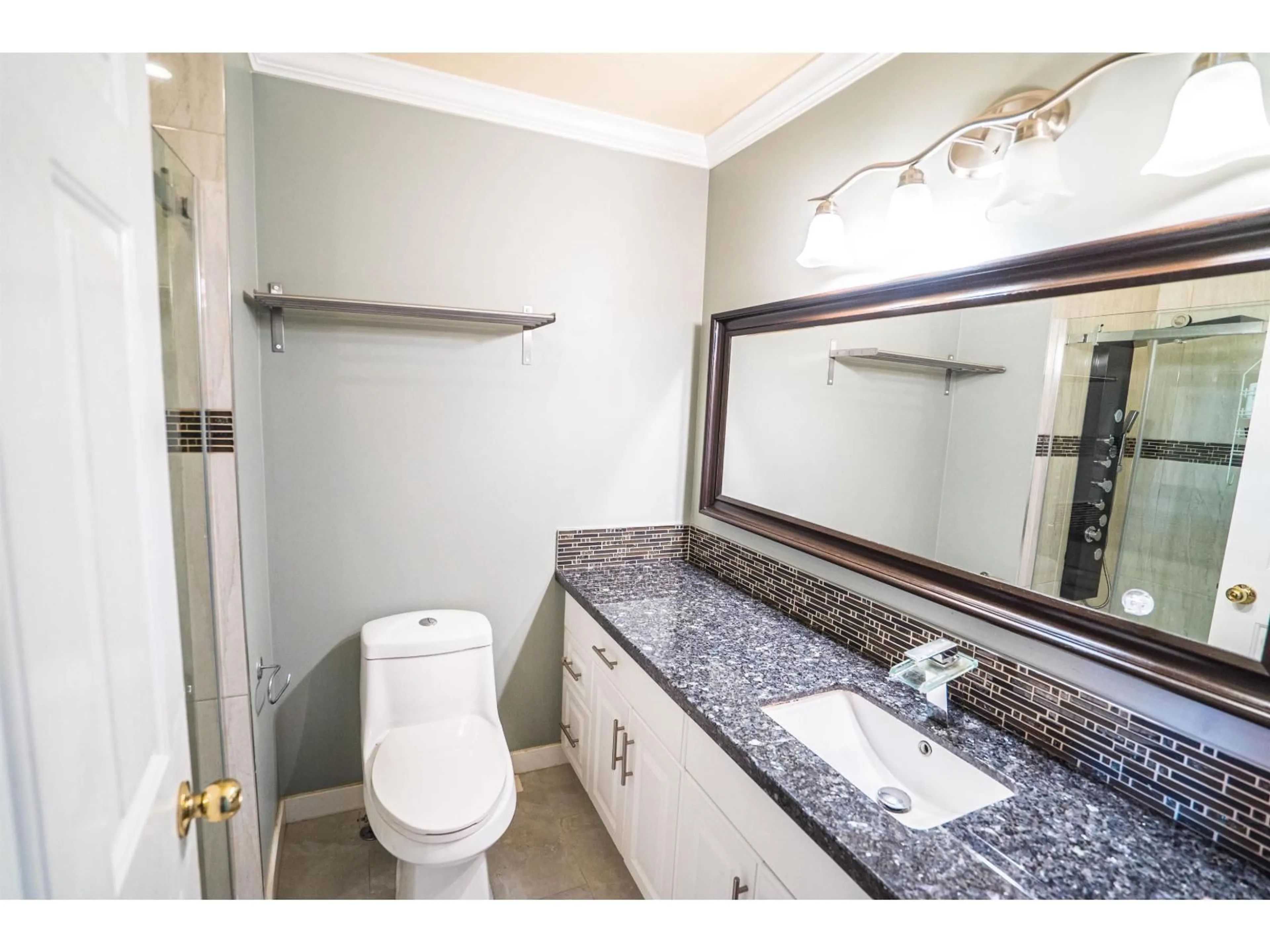 Standard bathroom, ceramic/tile floor for 9420 157, Surrey British Columbia V4N3B5