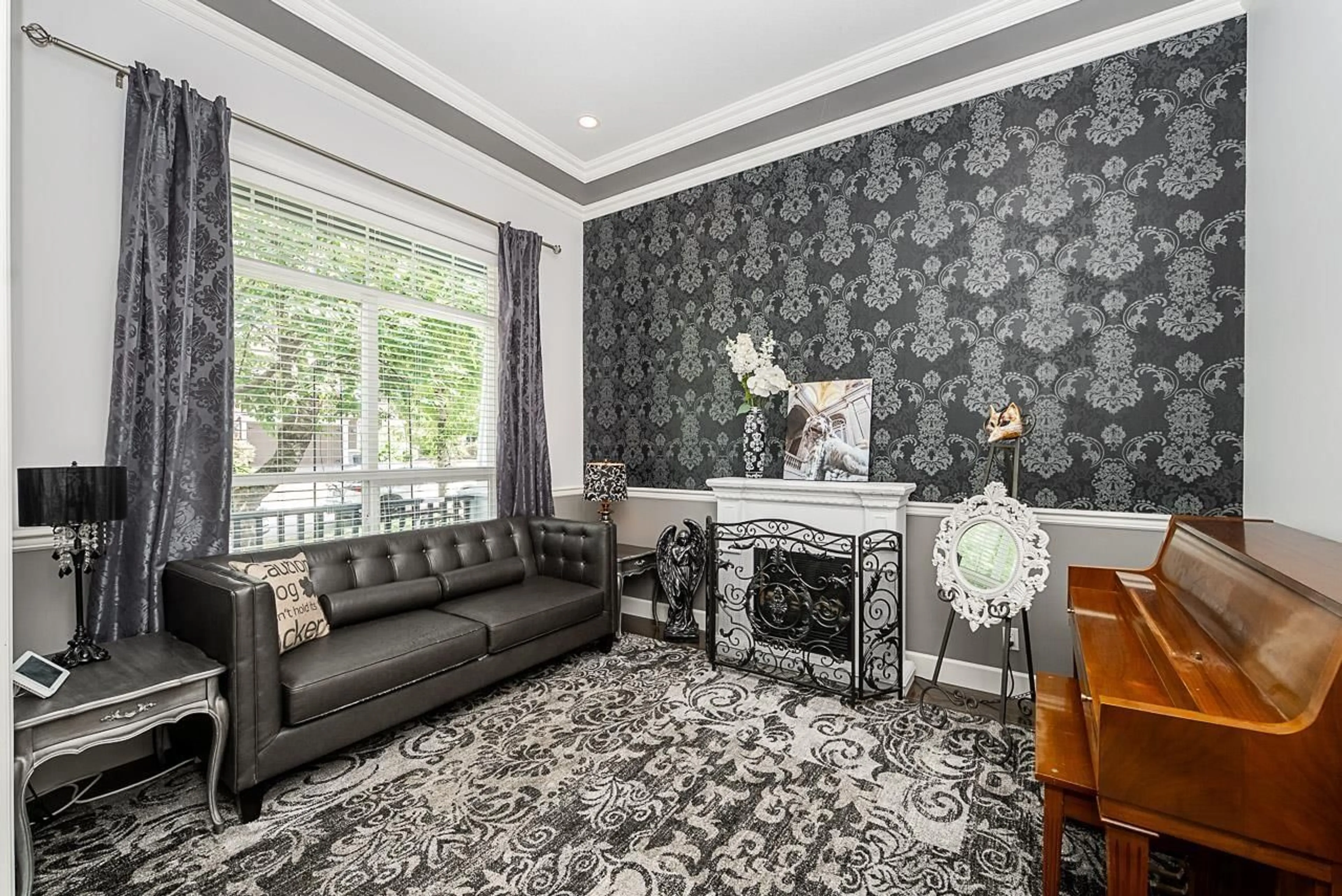 Living room with furniture, carpet floor for 3765 154, Surrey British Columbia V3Z0V2