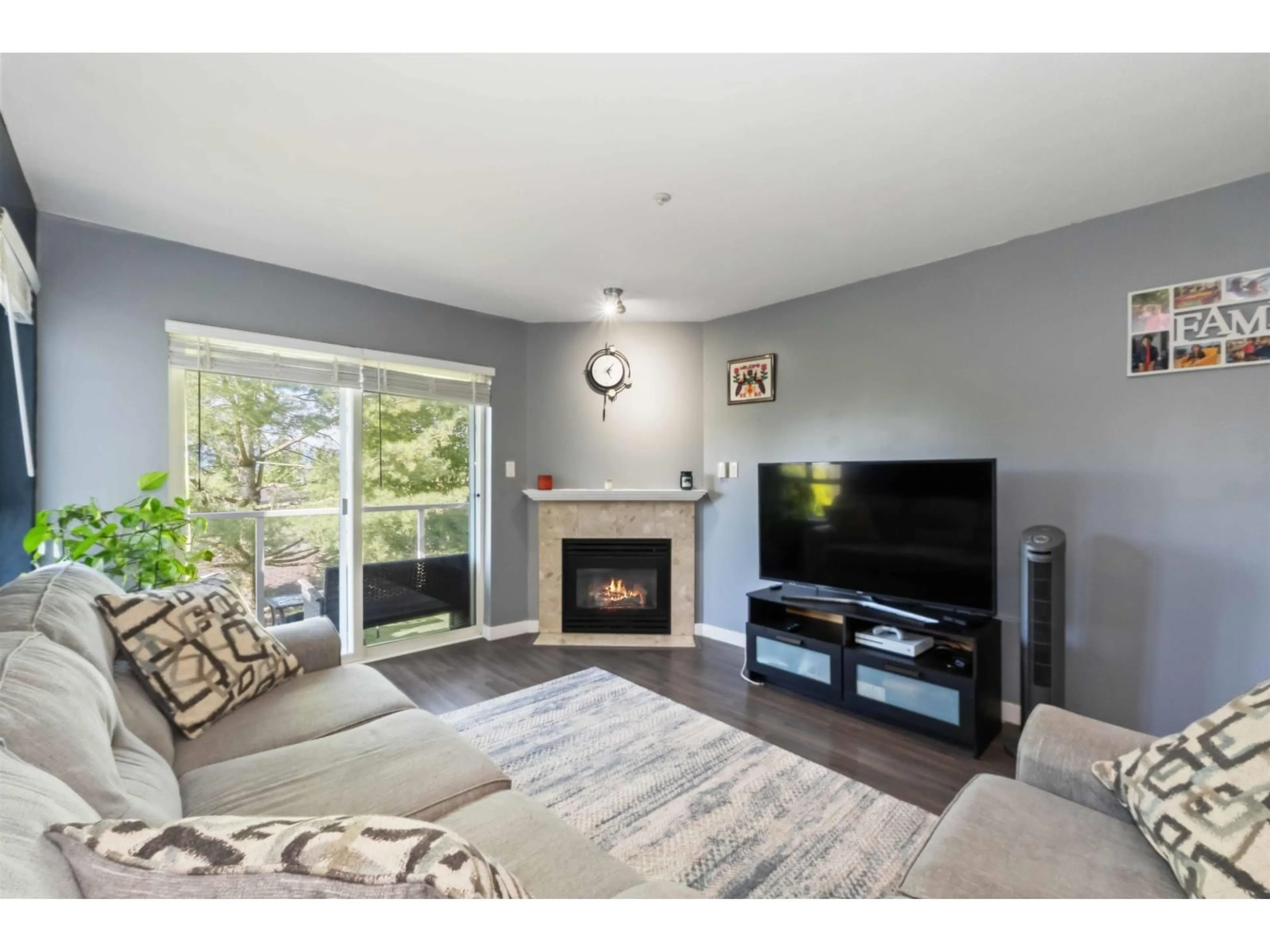 Living room with furniture, wood/laminate floor for 405 - 15885 84, Surrey British Columbia V4N0W7