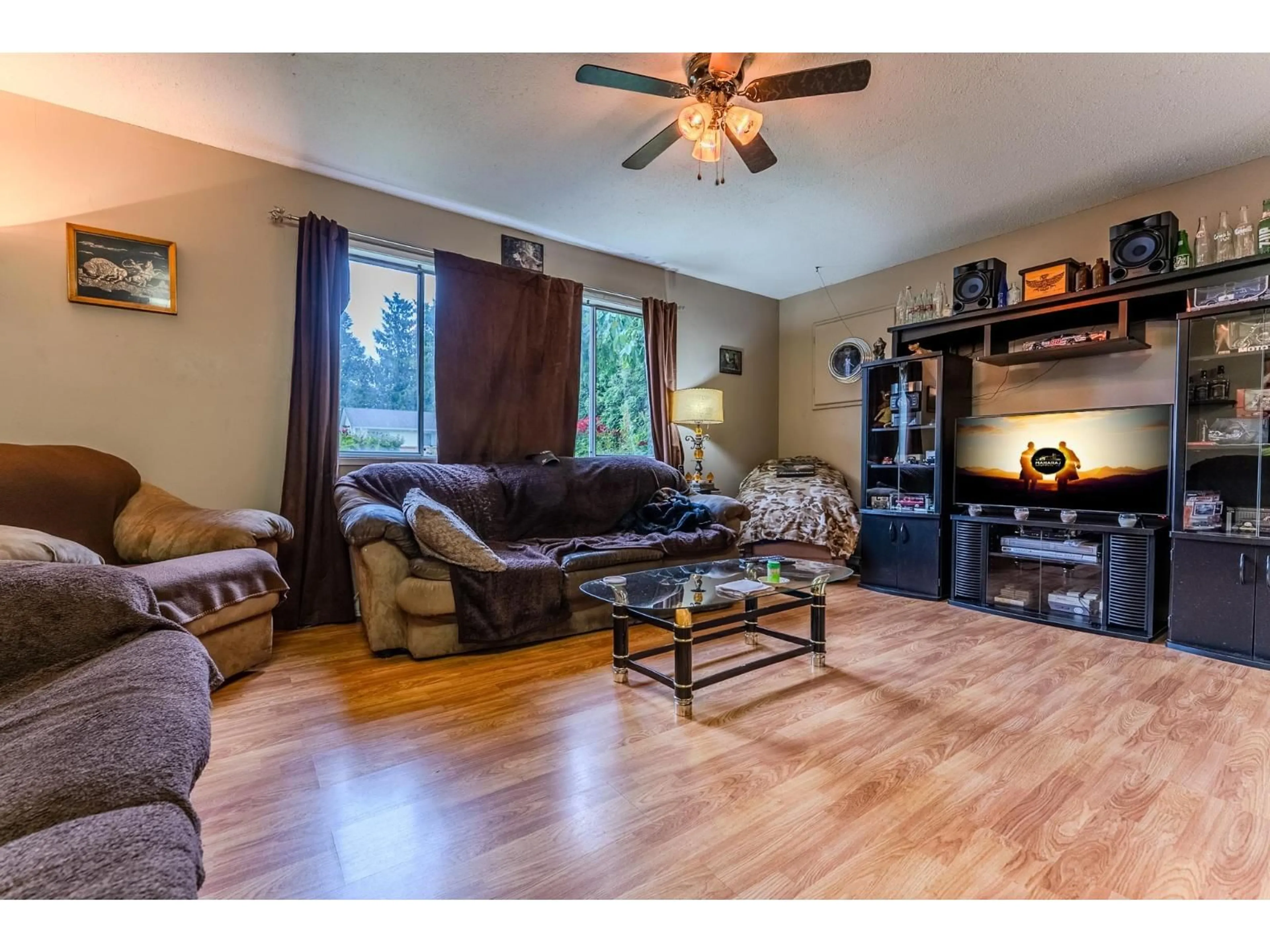 Living room with furniture, wood/laminate floor for 5149 209A, Langley British Columbia V3A7M6