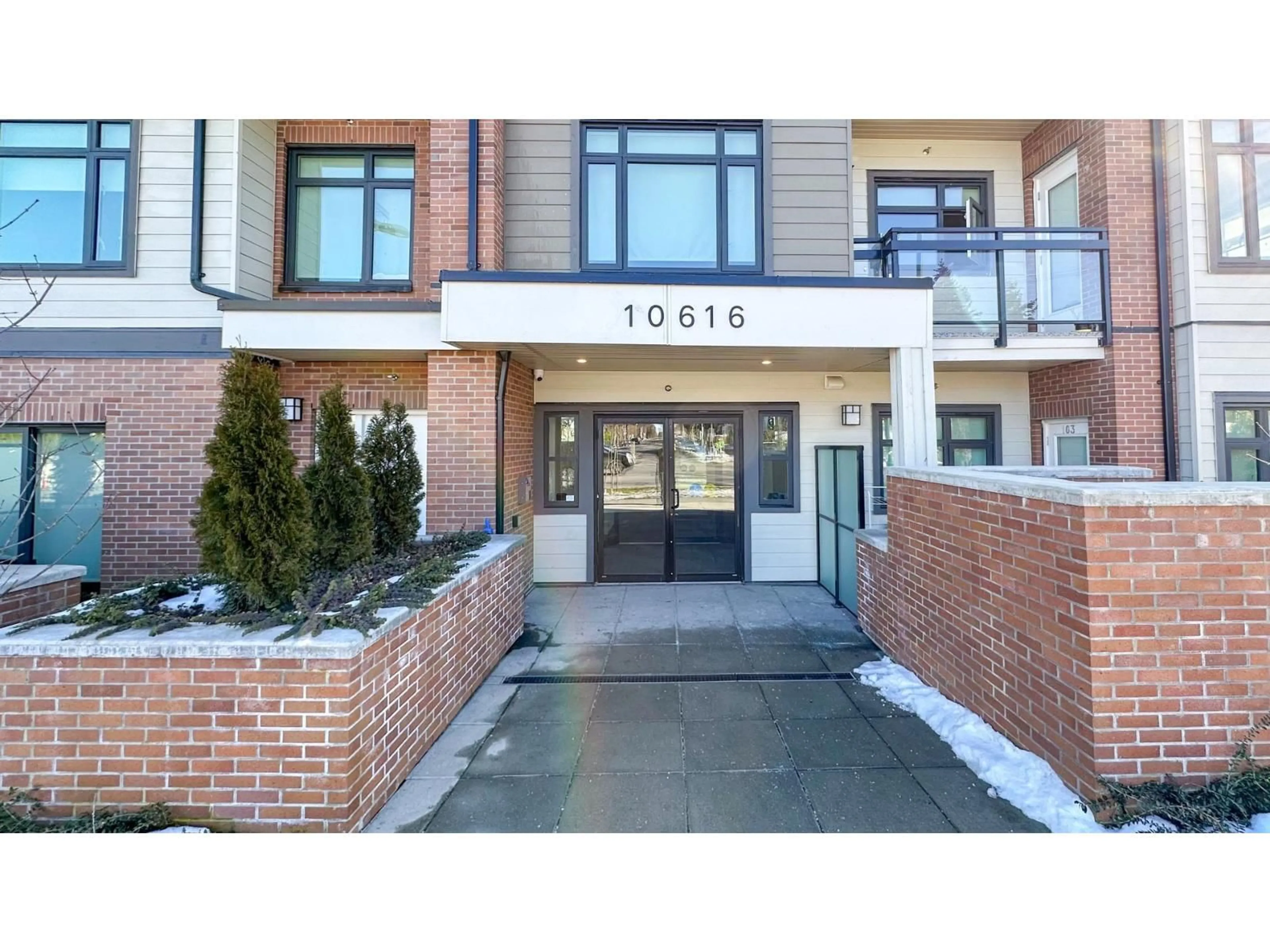 Indoor entryway for 301 - 10616 132, Surrey British Columbia V3T0T3