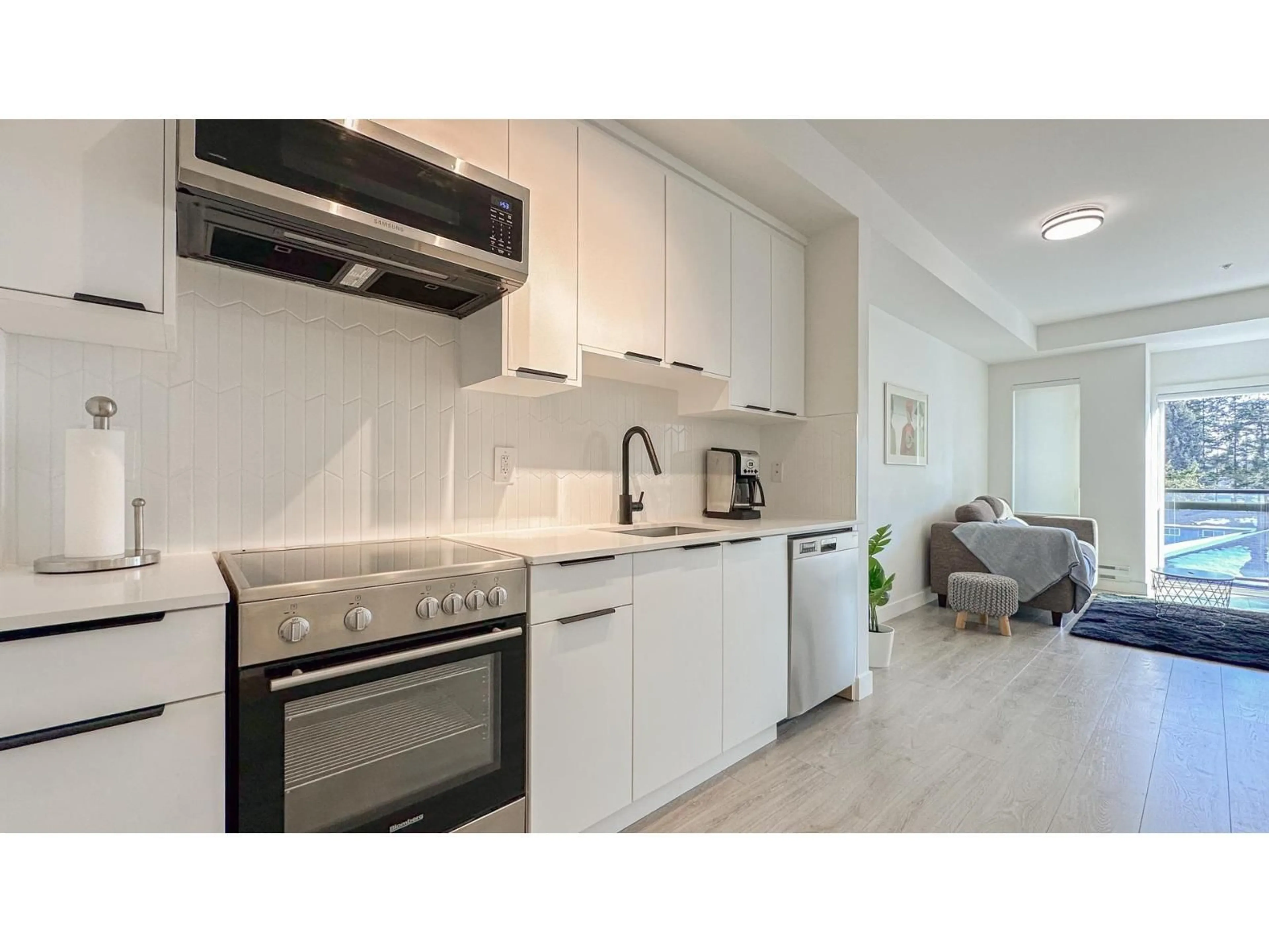 Standard kitchen, unknown for 301 - 10616 132, Surrey British Columbia V3T0T3