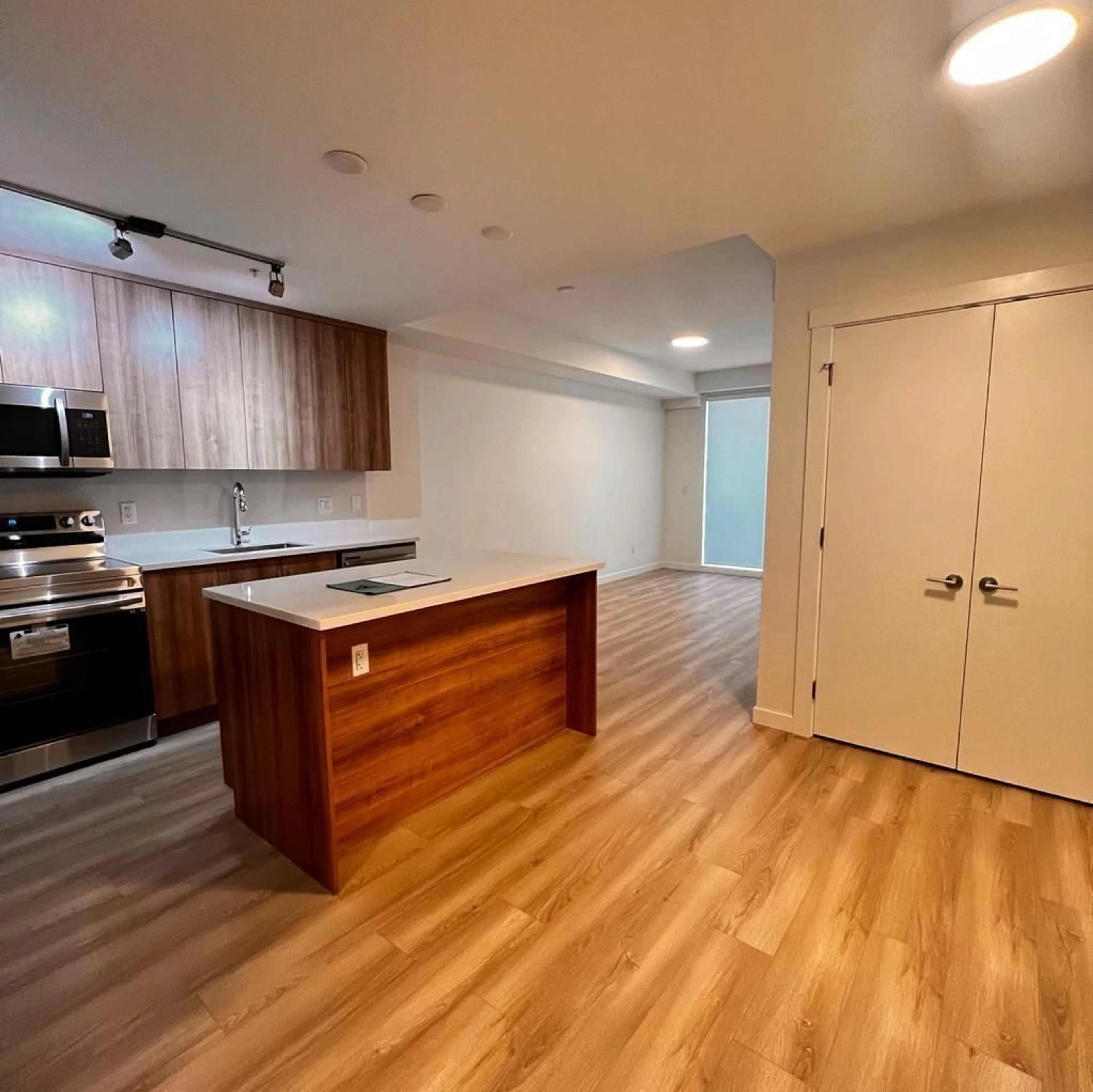 Open concept kitchen, wood/laminate floor for 309 - 5420 208, Langley British Columbia V3A2J9