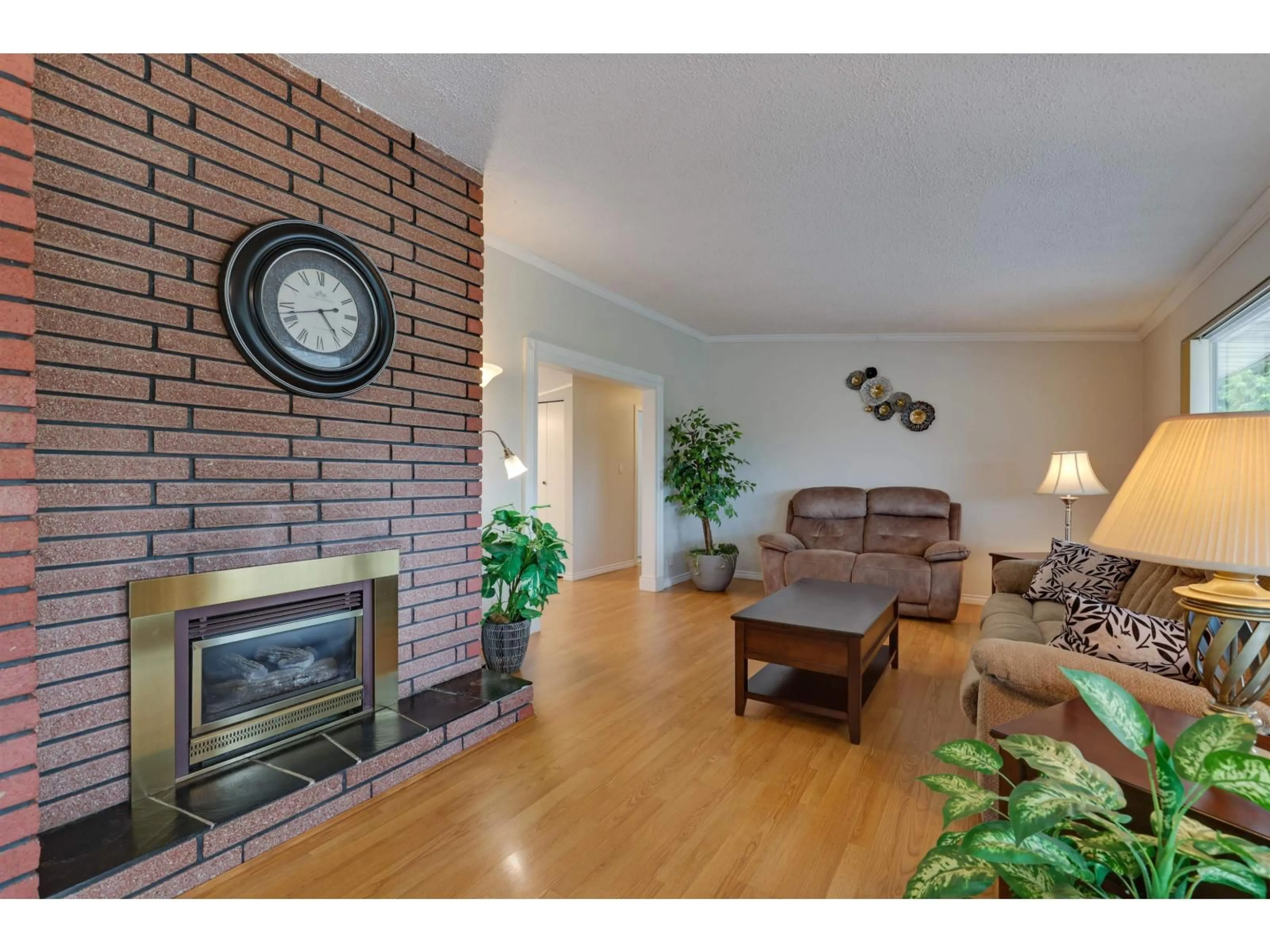 Living room with furniture, wood/laminate floor for 11073 129A, Surrey British Columbia V3T3K9