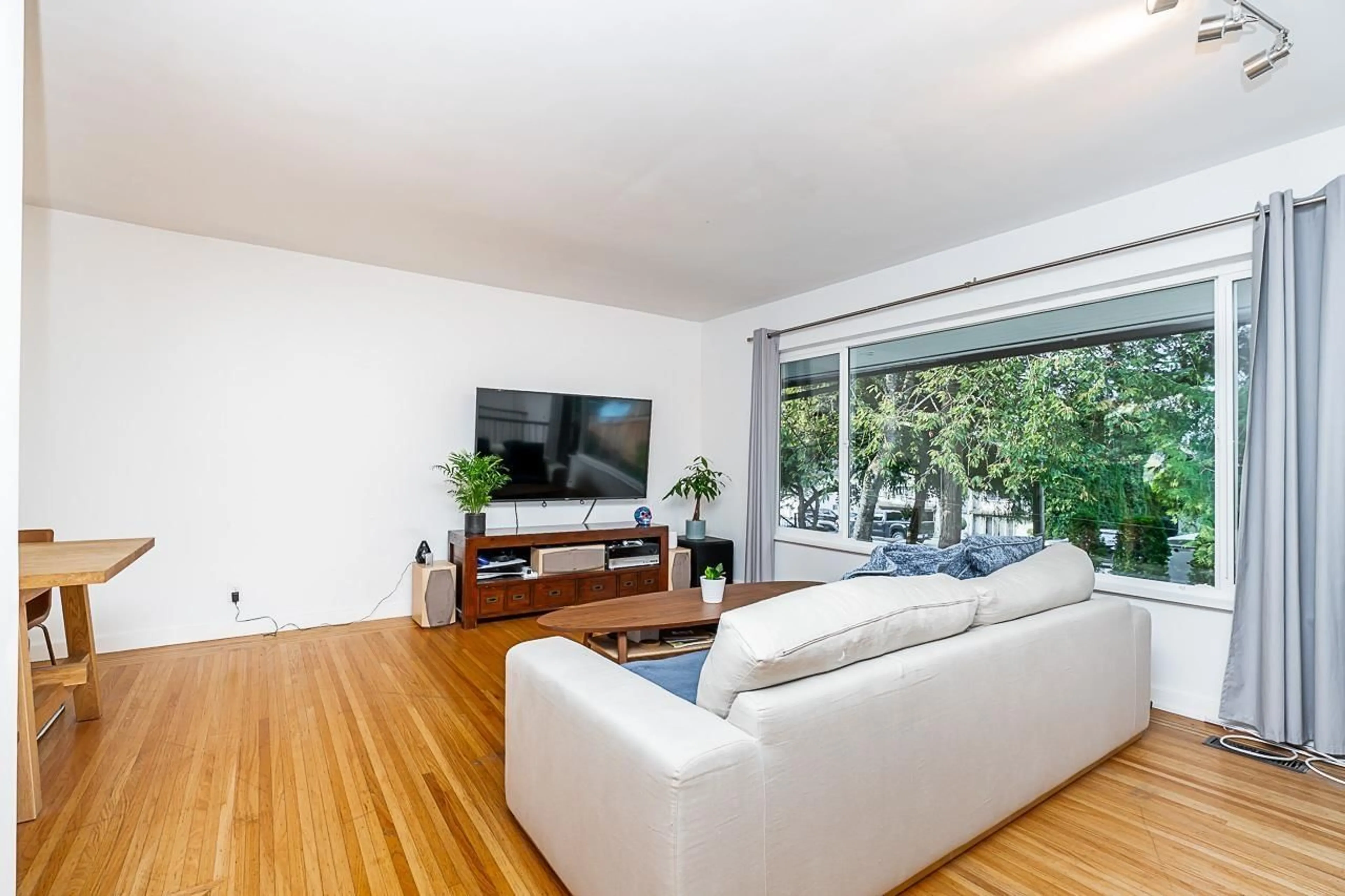 Living room with furniture, wood/laminate floor for 14456 115, Surrey British Columbia V3R2R2