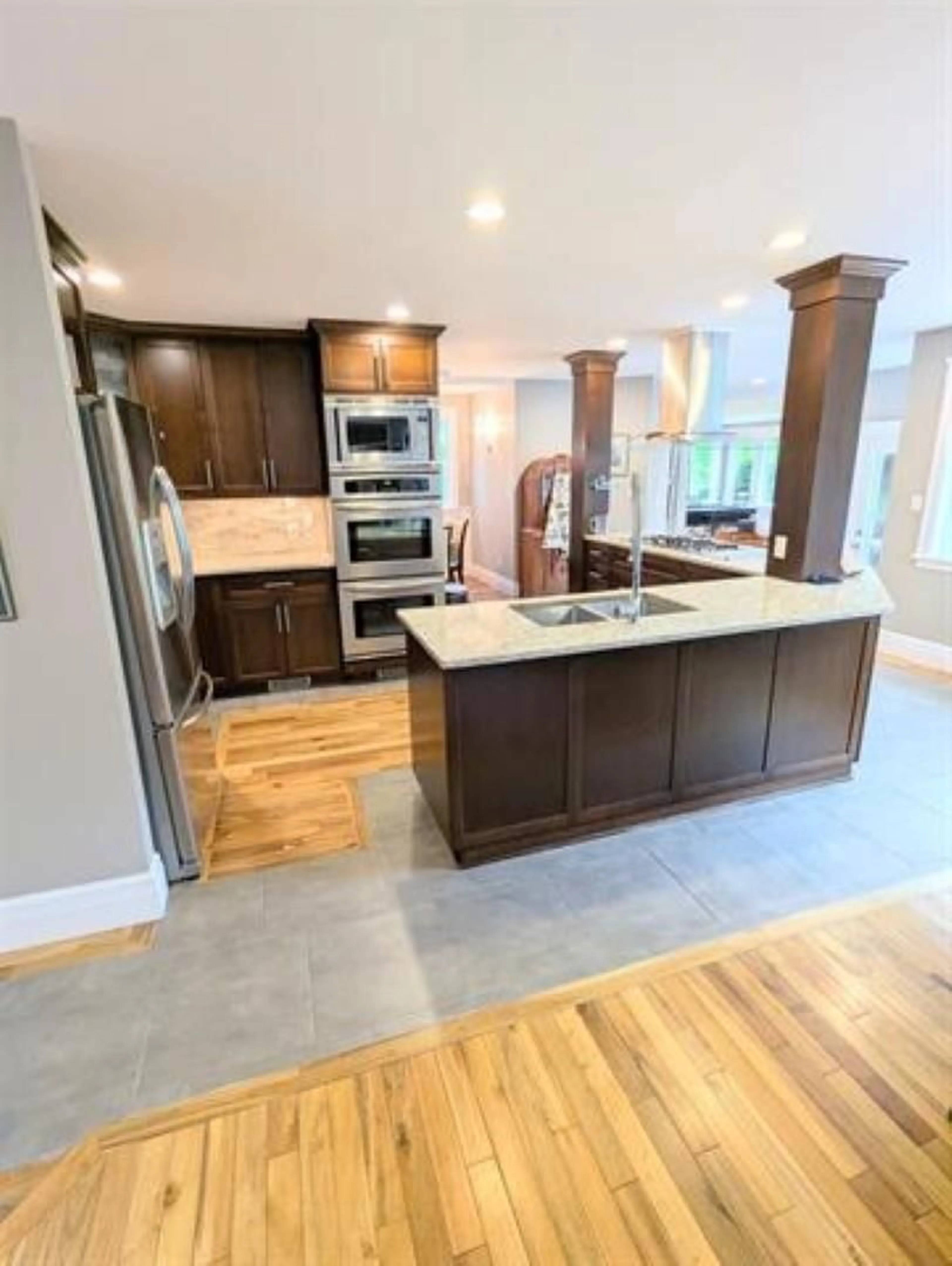 Open concept kitchen, ceramic/tile floor for 25072 58, Langley British Columbia V4W1T5