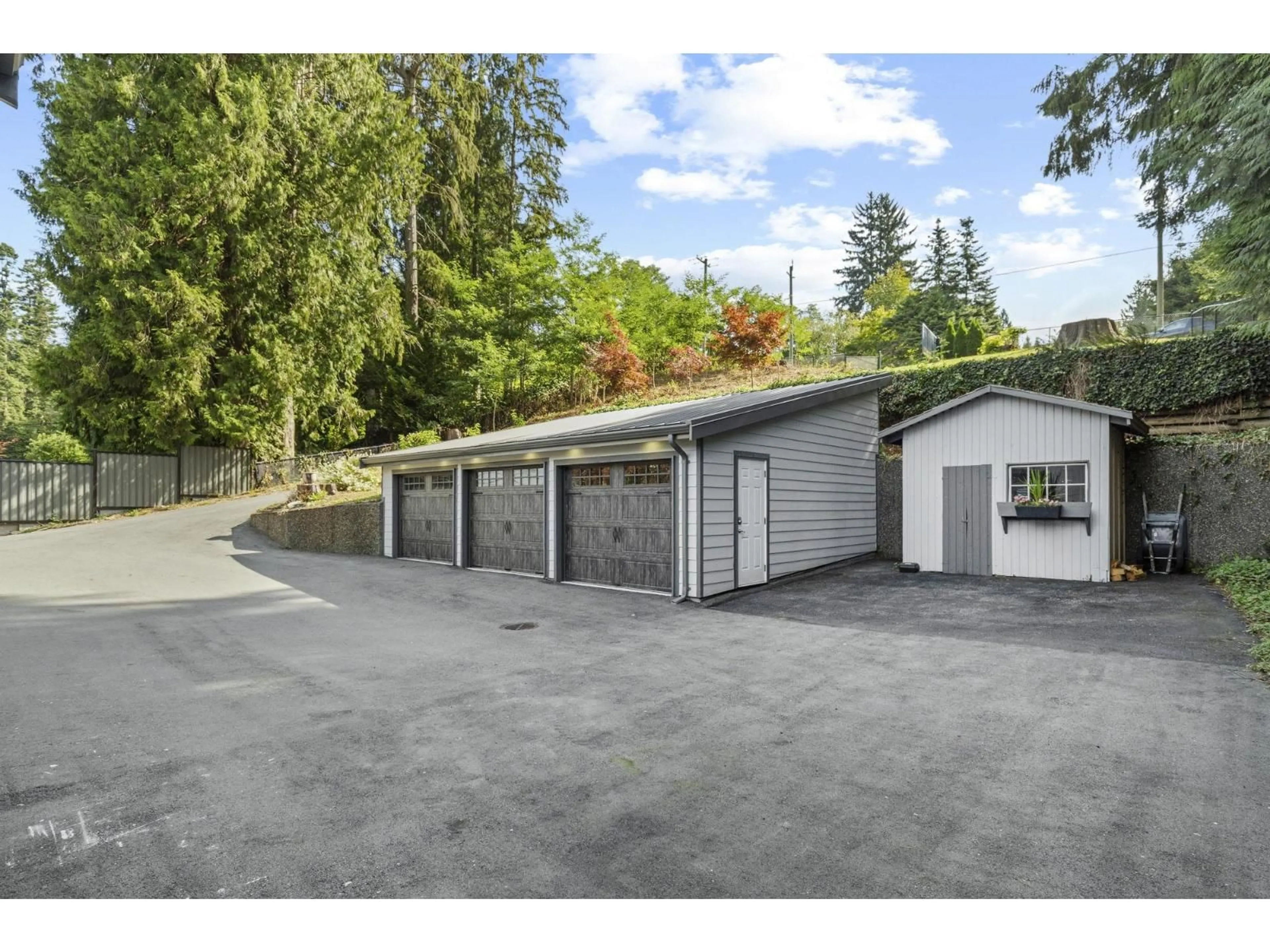 Indoor garage for 9233 HAYWARD, Mission British Columbia V2V1J1