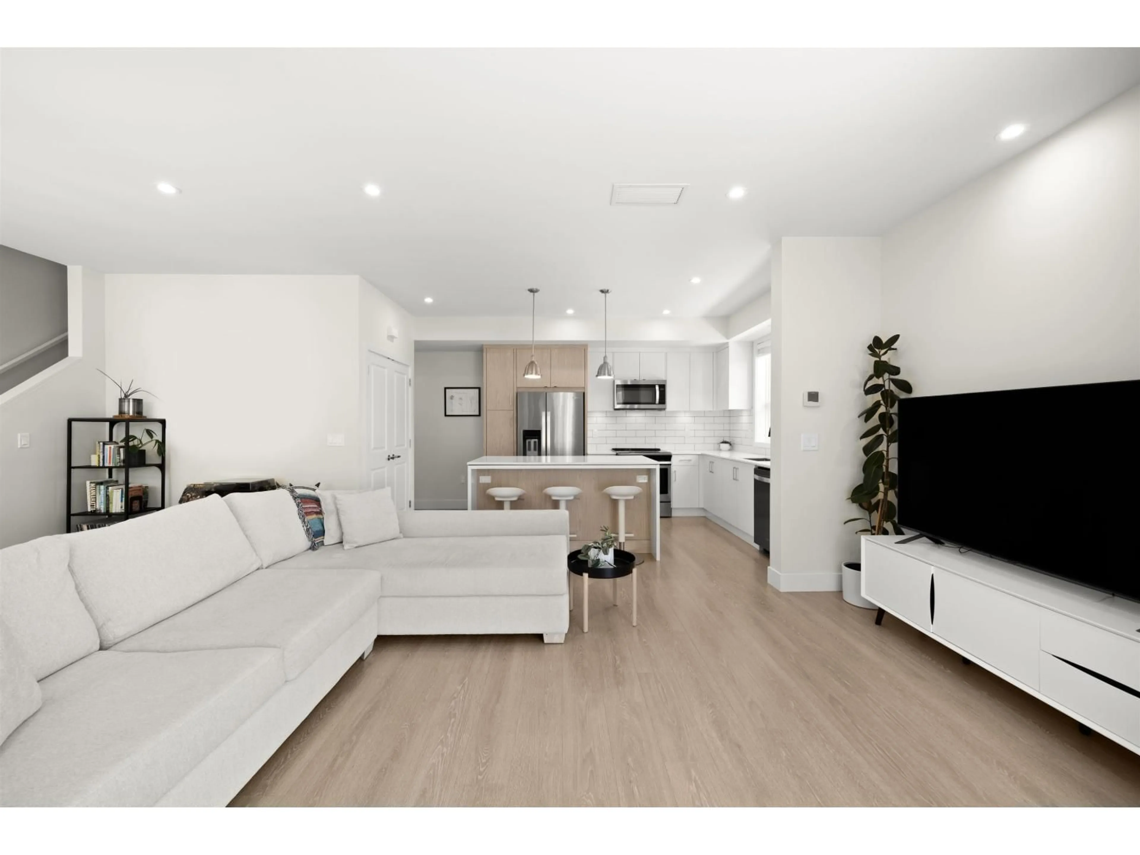 Living room with furniture, wood/laminate floor for 41 - 1502 MCCALLUM, Abbotsford British Columbia V2S0K7
