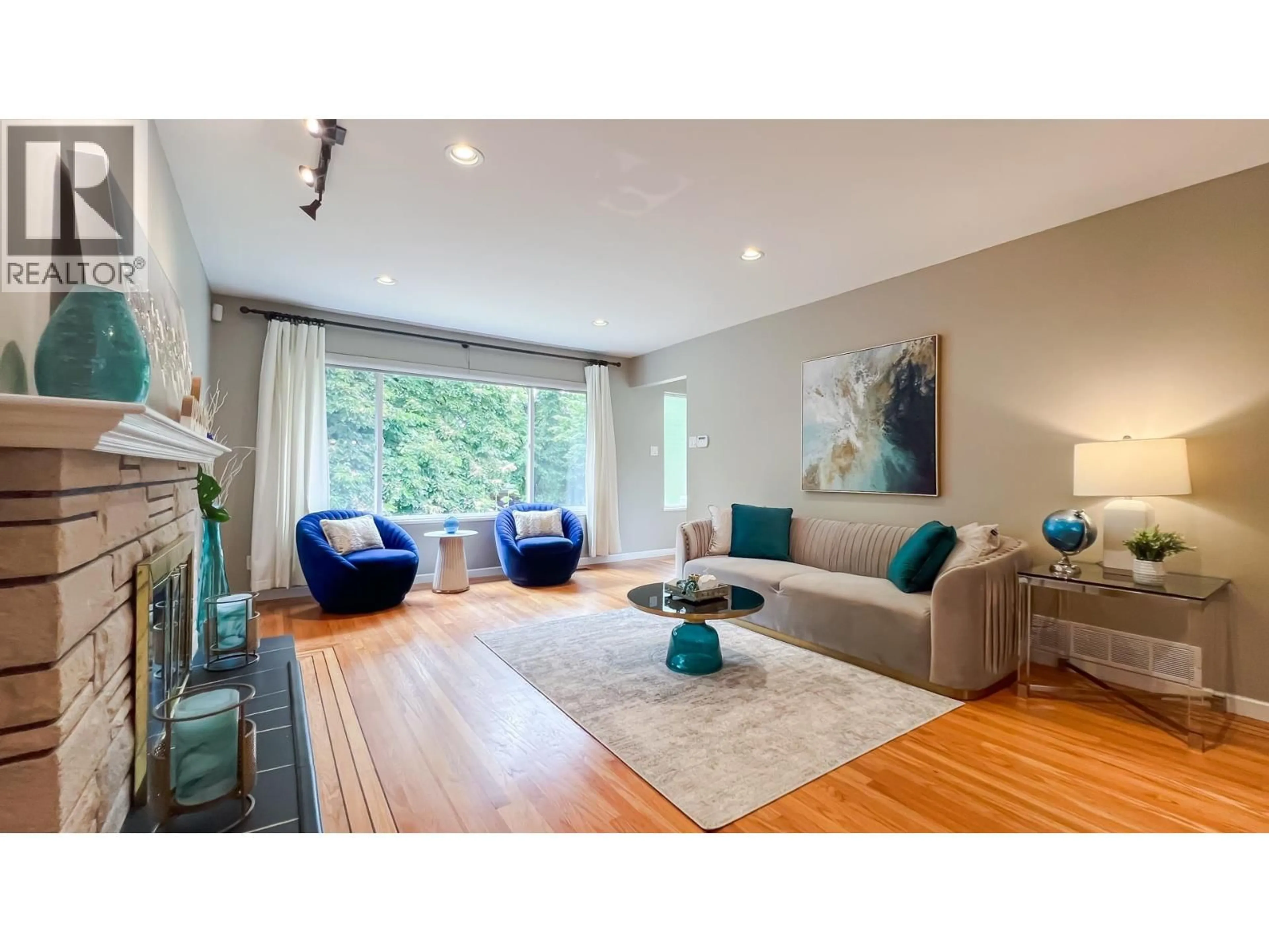 Living room with furniture, wood/laminate floor for 6656 BUTLER STREET, Vancouver British Columbia V5S3K9