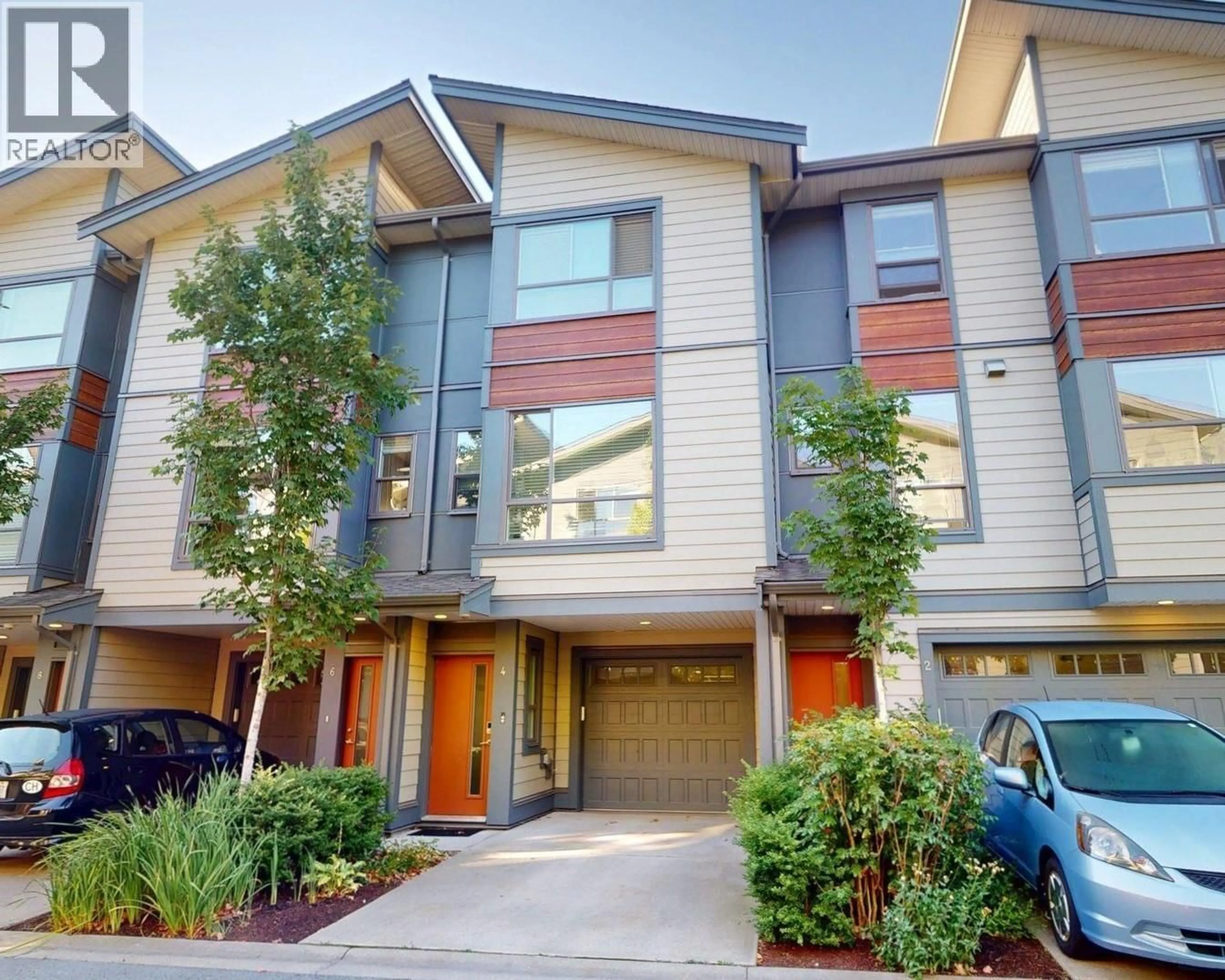 Home with vinyl exterior material, street for 4 - 38684 BUCKLEY AVENUE, Squamish British Columbia V8B0M4