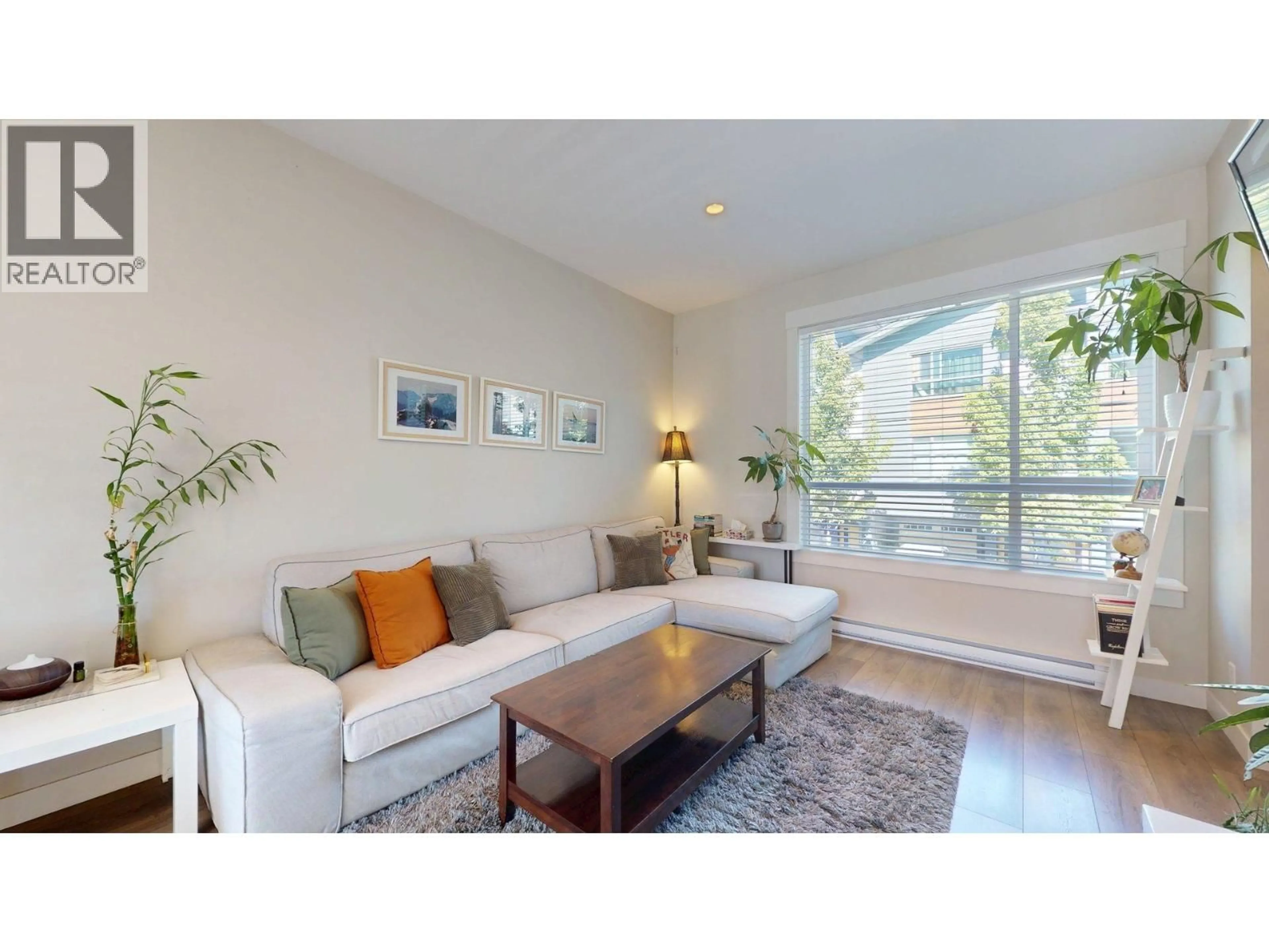 Living room with furniture, wood/laminate floor for 4 - 38684 BUCKLEY AVENUE, Squamish British Columbia V8B0M4