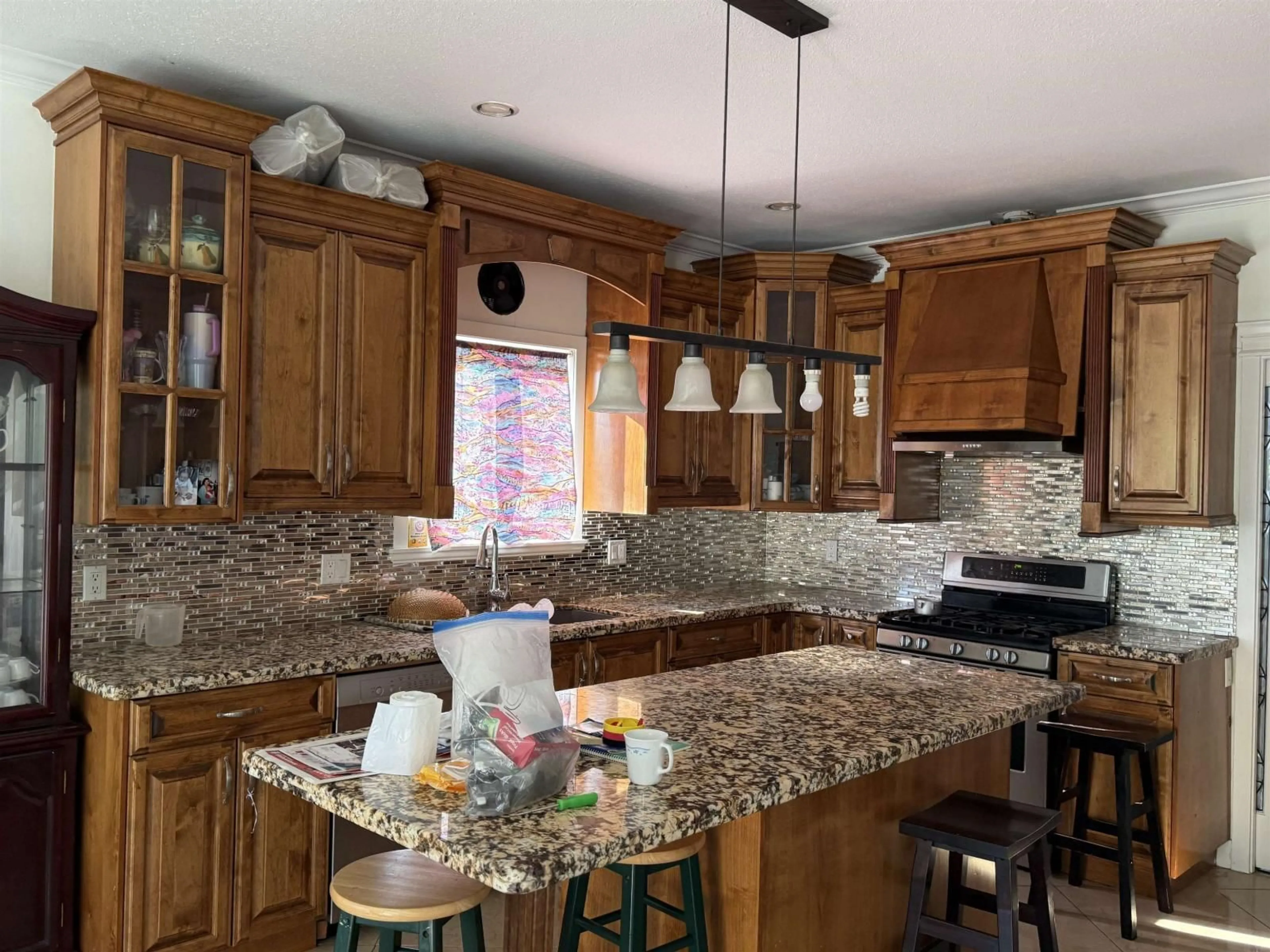 Open concept kitchen, ceramic/tile floor for 18048 64, Surrey British Columbia V3S1Z5