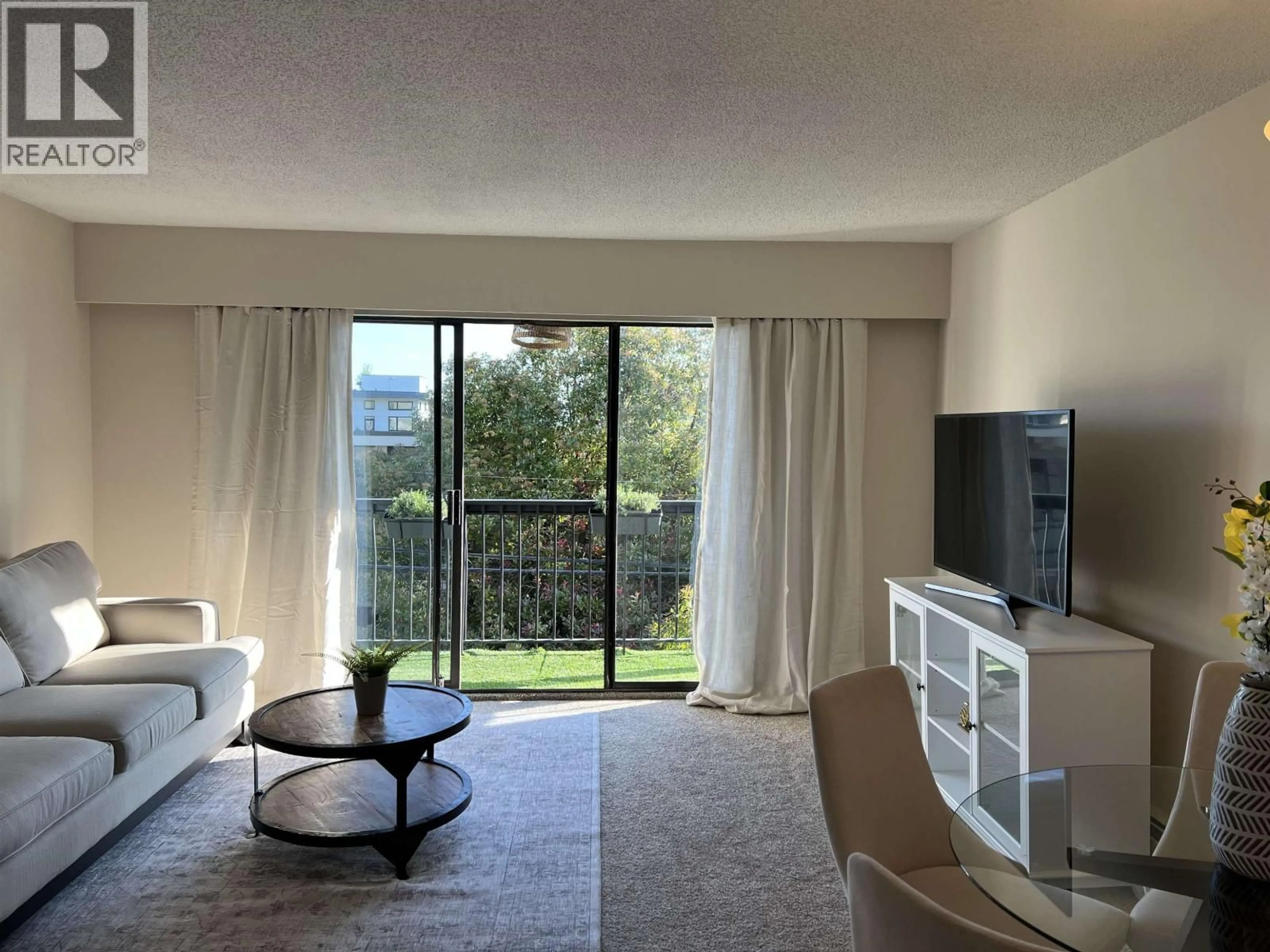 Living room with furniture, unknown for 8 - 137 5TH STREET, North Vancouver British Columbia V7L1L3
