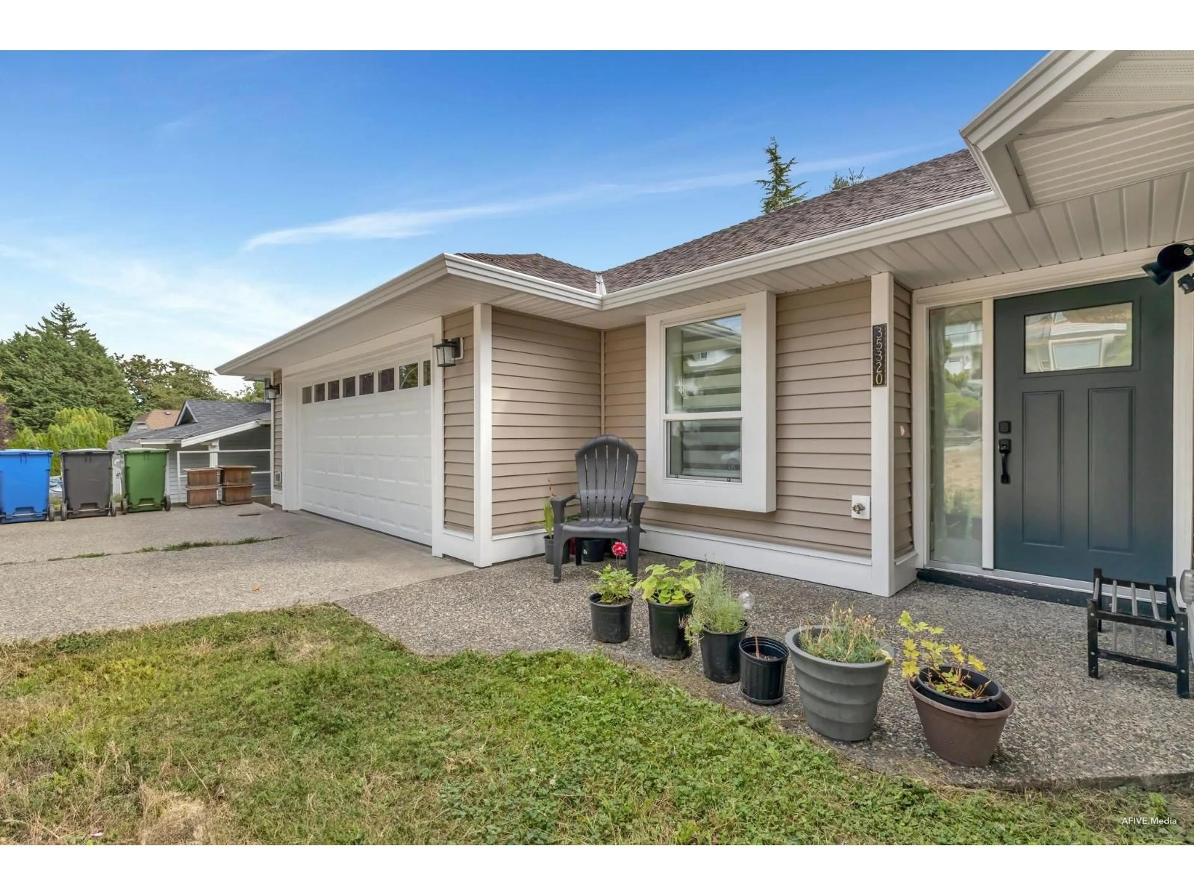 Home with vinyl exterior material, street for 35320 MCCORKELL, Abbotsford British Columbia V3G2C3