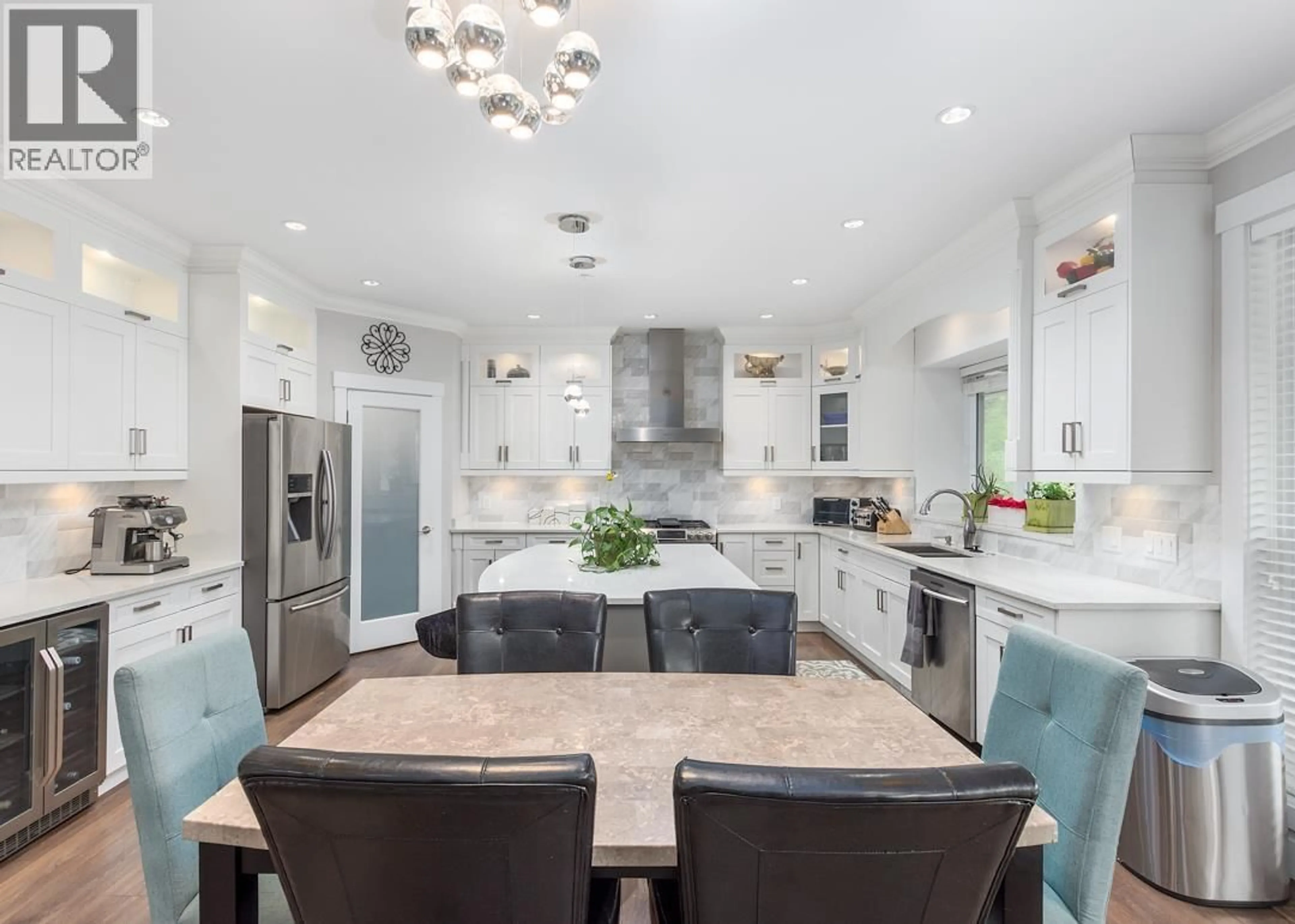 Open concept kitchen, ceramic/tile floor for 39188 CARDINAL DRIVE, Squamish British Columbia V8B0V3