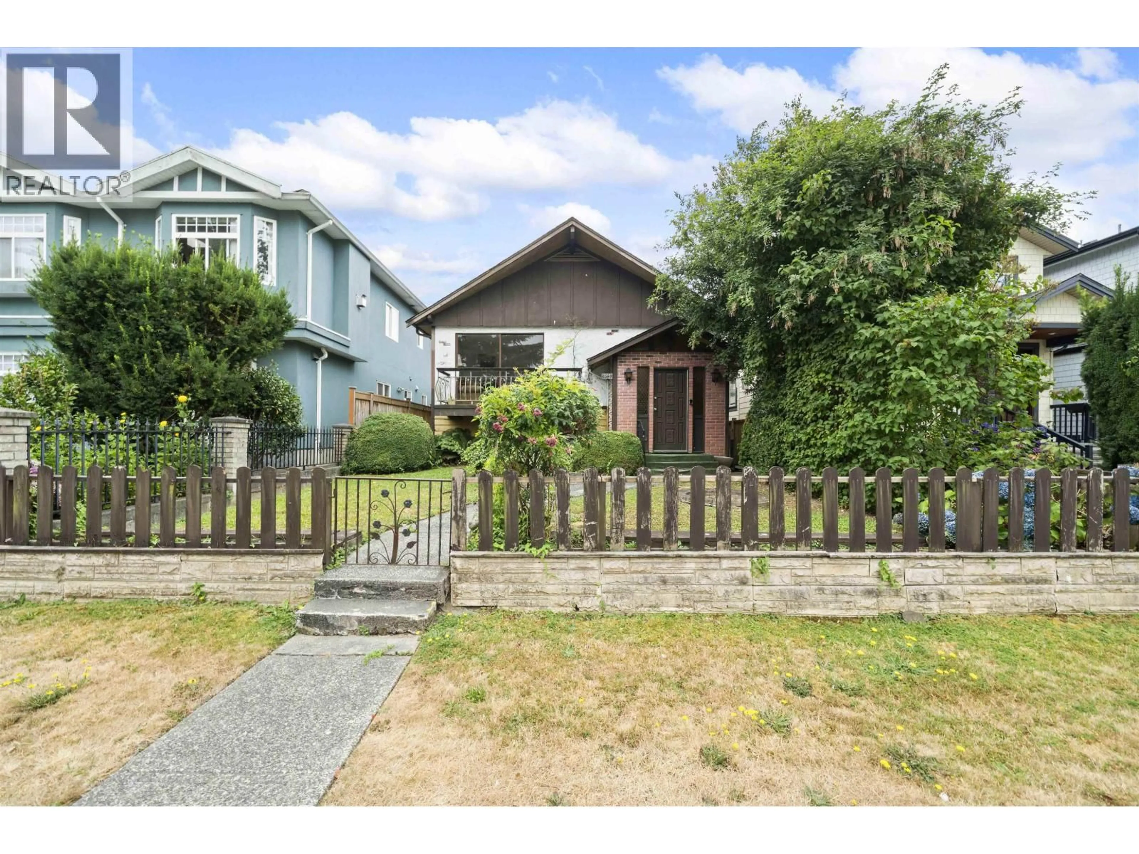 A pic from outside/outdoor area/front of a property/back of a property/a pic from drone, street for 4544 ALBERT STREET, Burnaby British Columbia V5C2G5