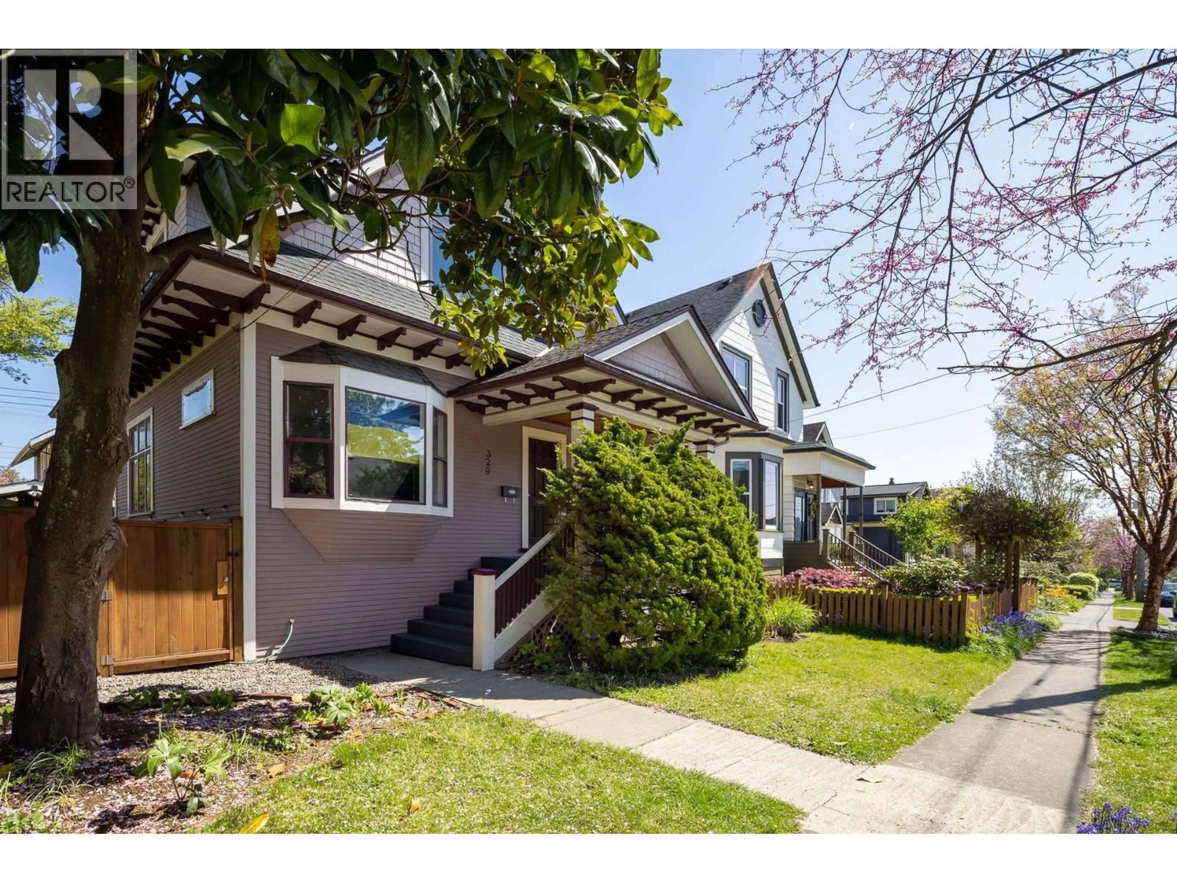 Home with vinyl exterior material, street for 329 PINE STREET, New Westminster British Columbia V3L2T1