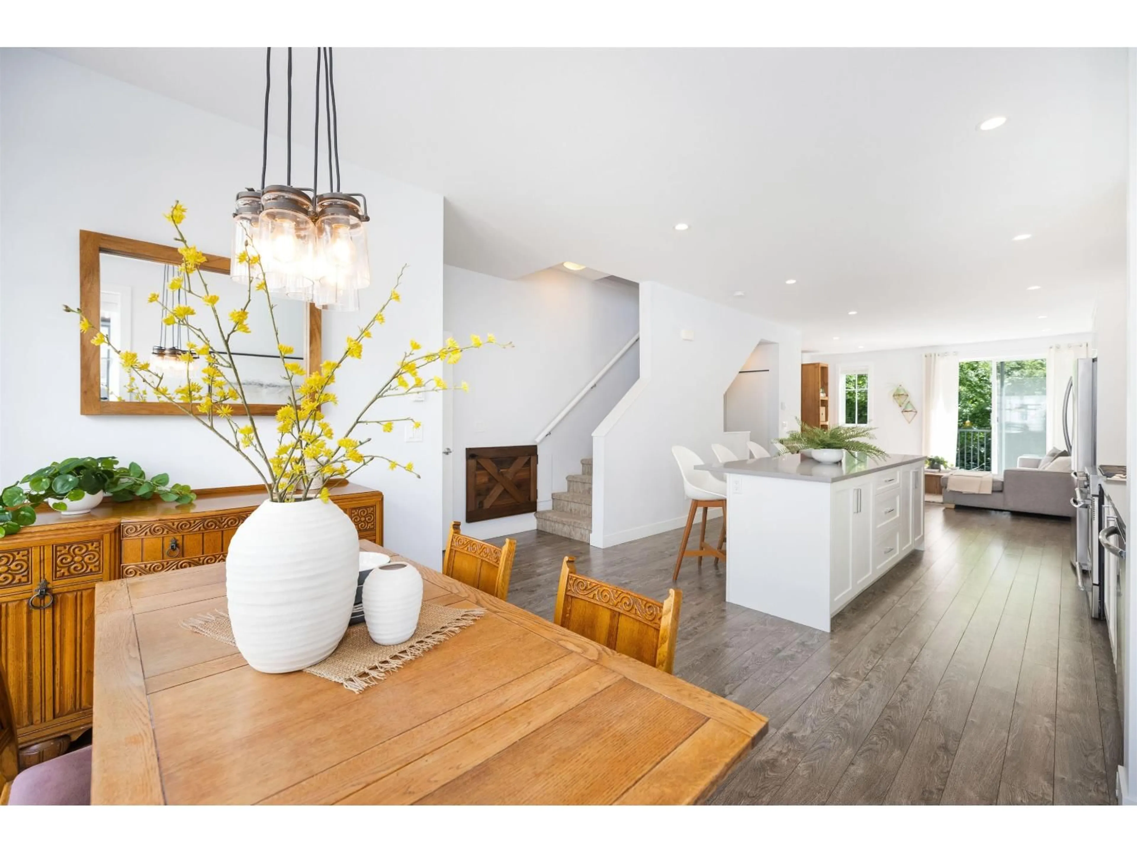 Open concept kitchen, wood/laminate floor for 75 - 15588 32, Surrey British Columbia V3Z0G3