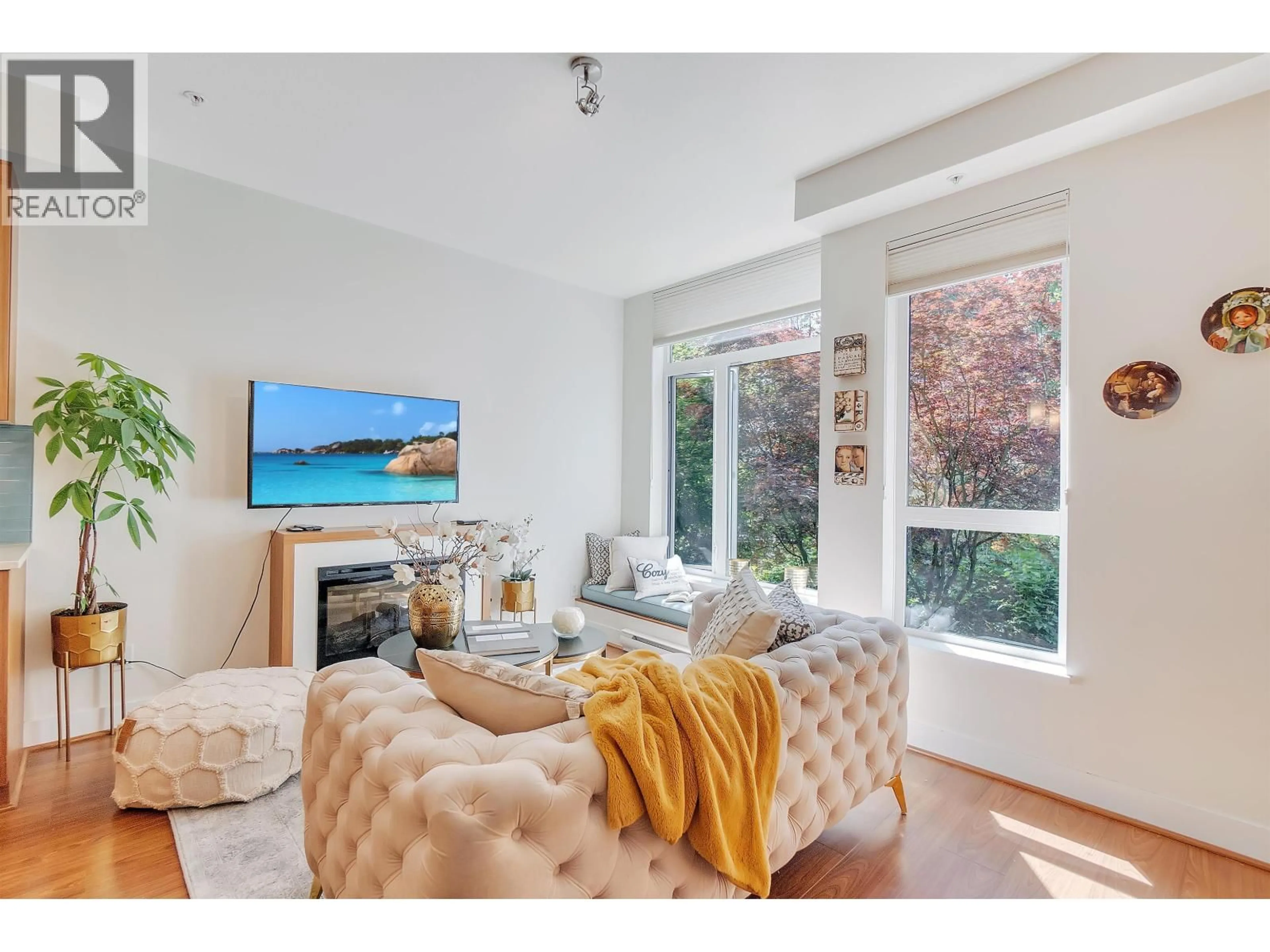 Living room with furniture, unknown for 204 - 735 15TH STREET, North Vancouver British Columbia V7M0B8