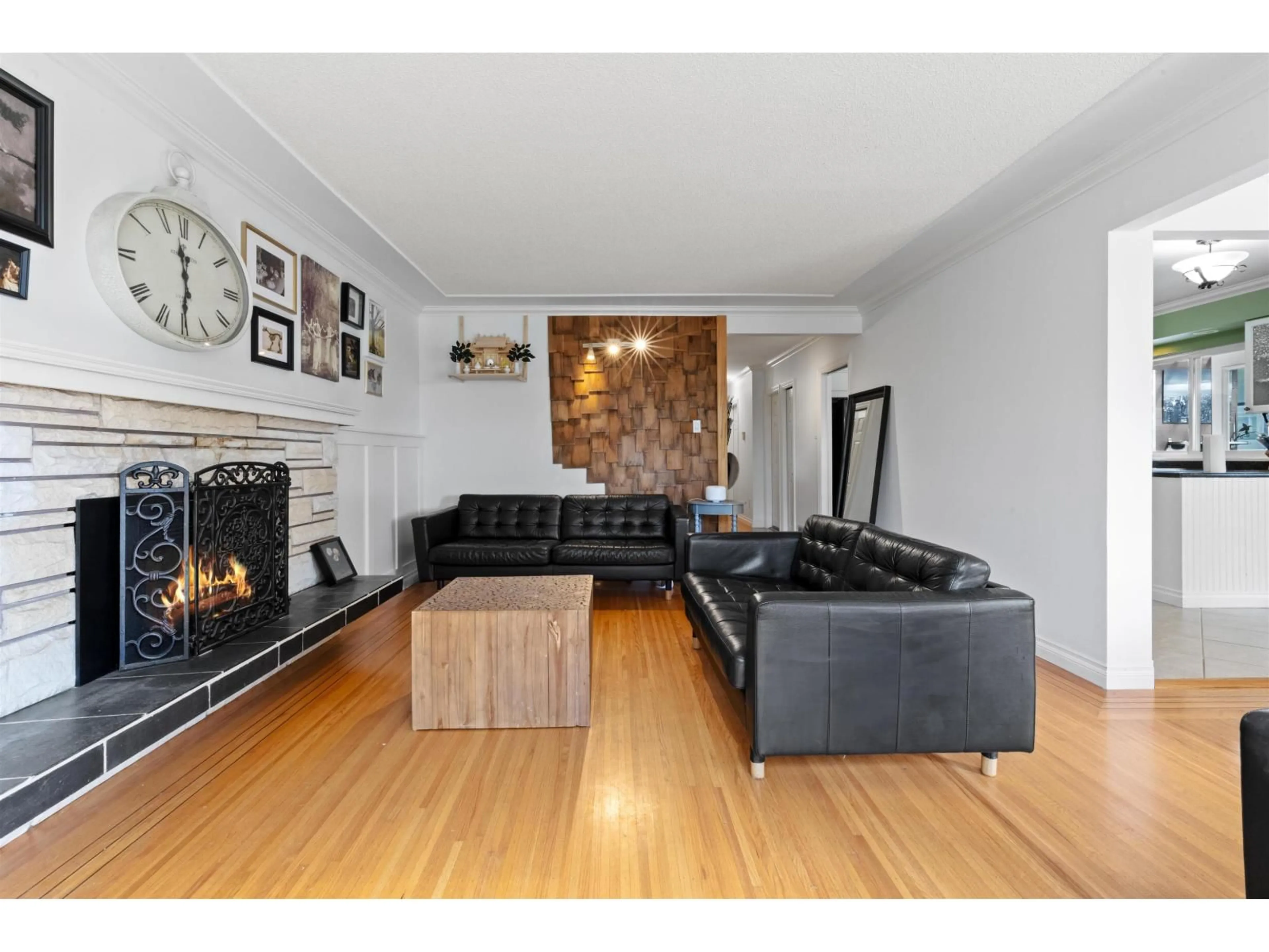 Living room with furniture, wood/laminate floor for 1310 PARKER, White Rock British Columbia V4B4S3