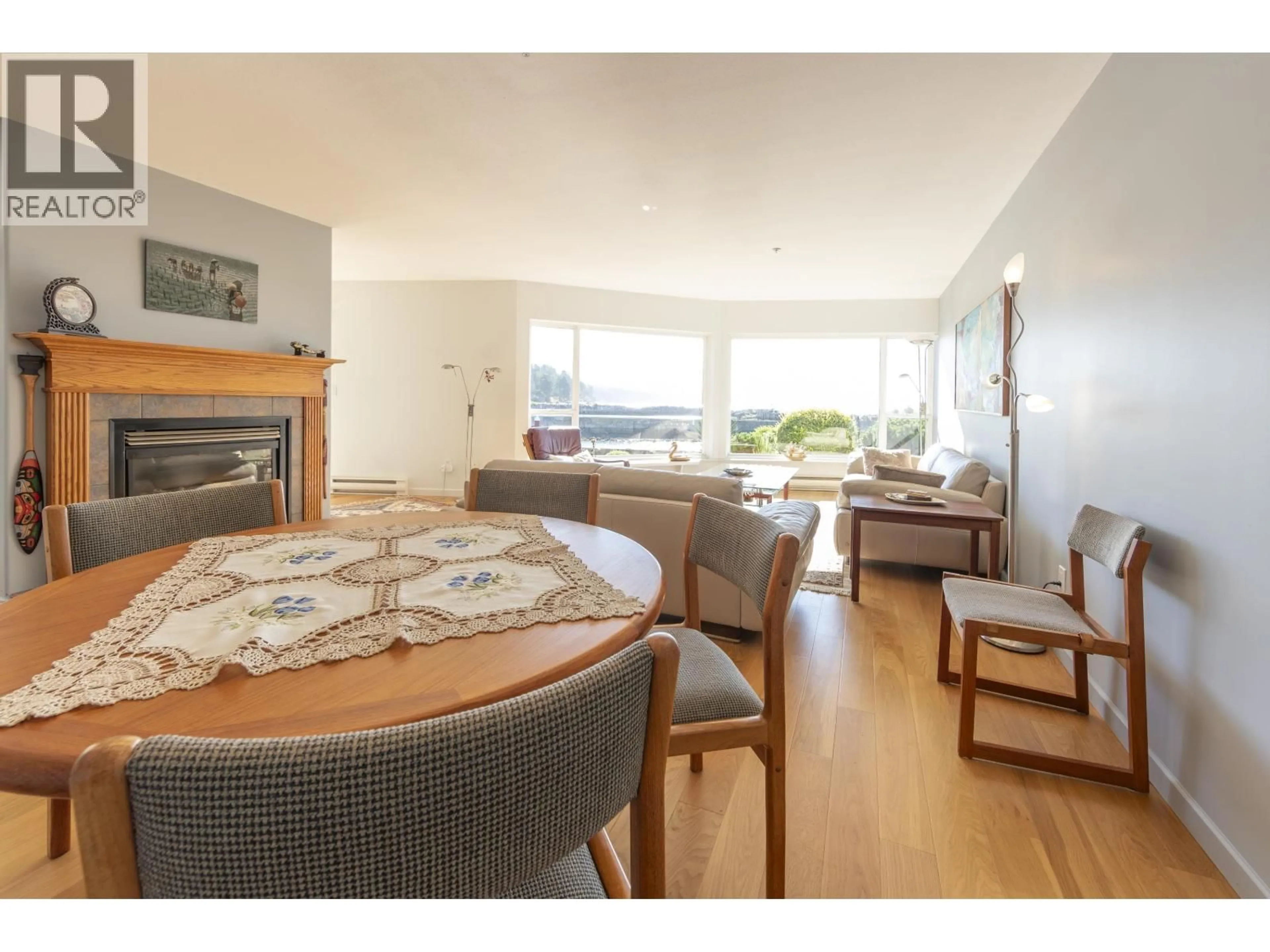 Living room with furniture, wood/laminate floor for 226 - 1585 FIELD ROAD, Sechelt British Columbia V7Z0H1