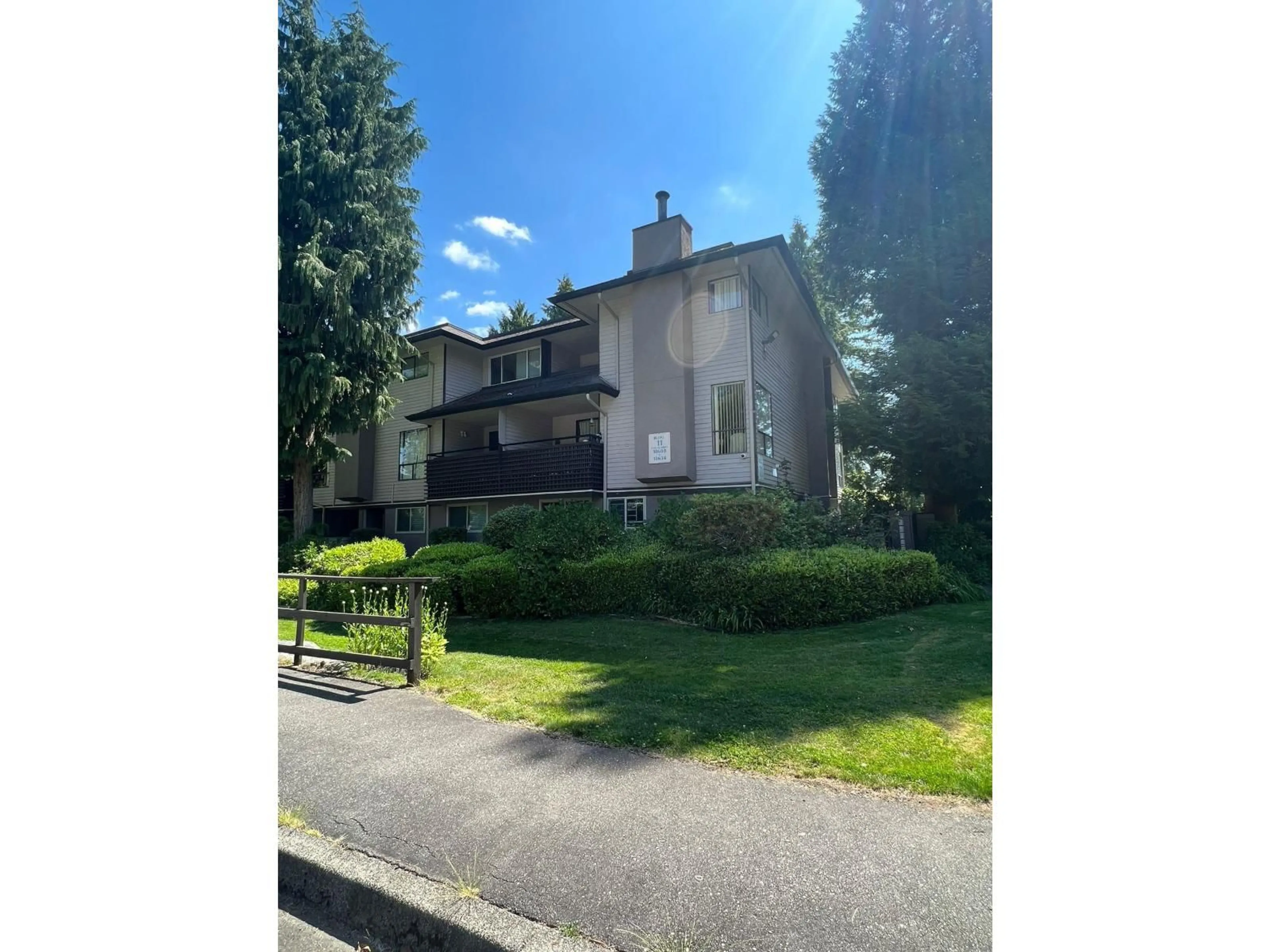 A pic from outside/outdoor area/front of a property/back of a property/a pic from drone, street for 10600 HOLLY PARK, Surrey British Columbia V3R6X9