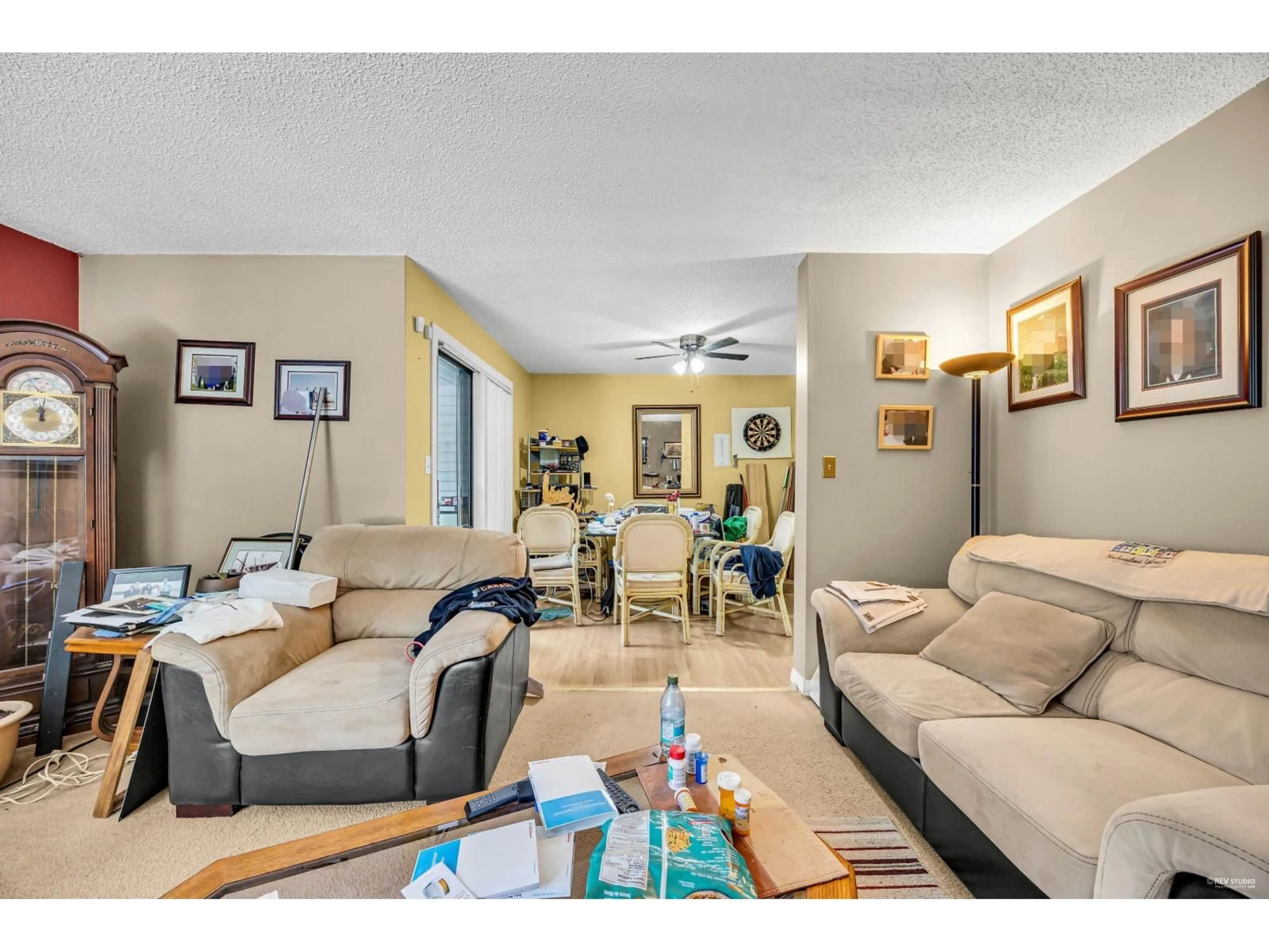 Living room with furniture, unknown for 10600 HOLLY PARK, Surrey British Columbia V3R6X9