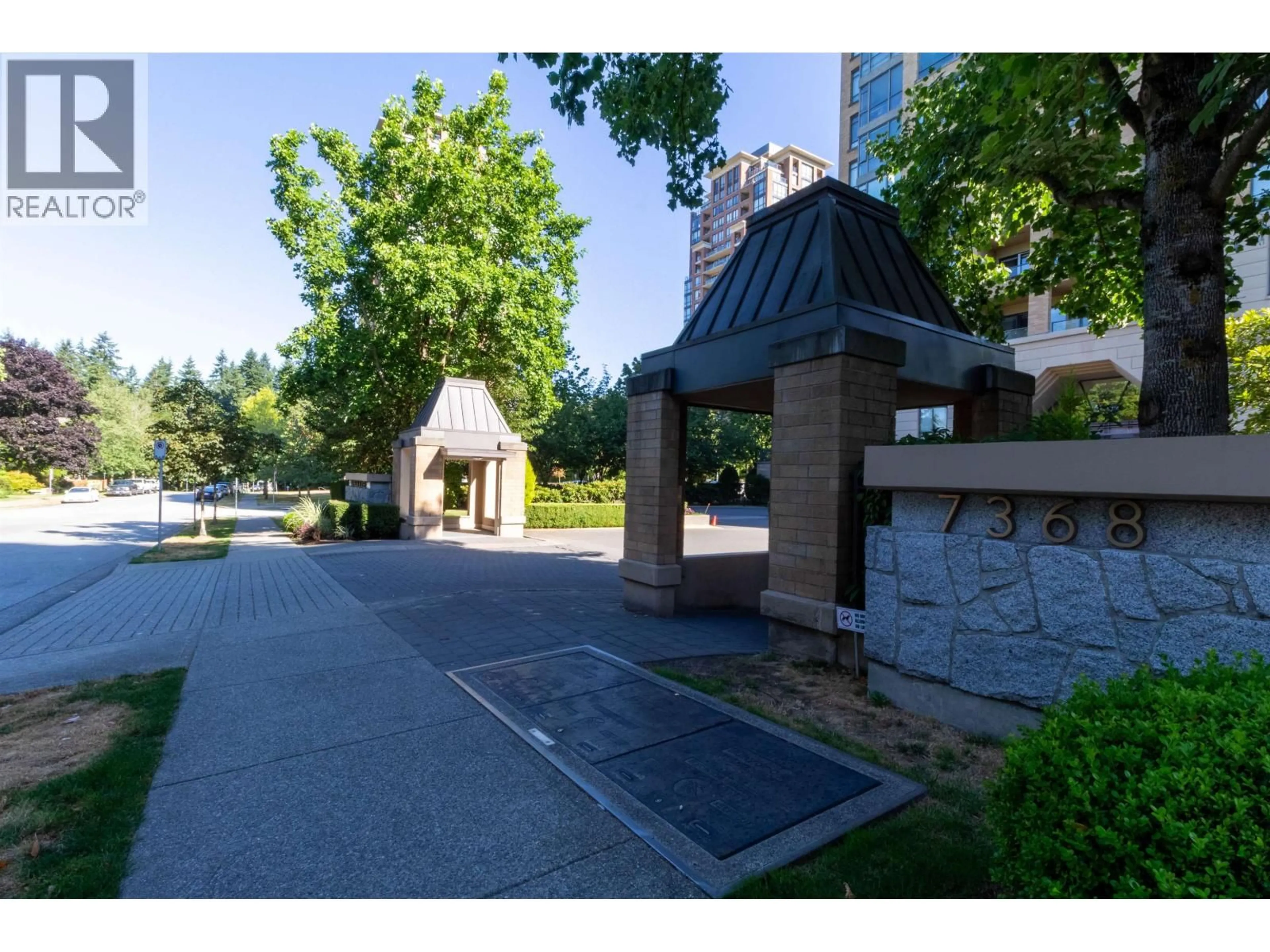Indoor foyer for 908 - 7368 SANDBORNE AVENUE, Burnaby British Columbia V3N5C5