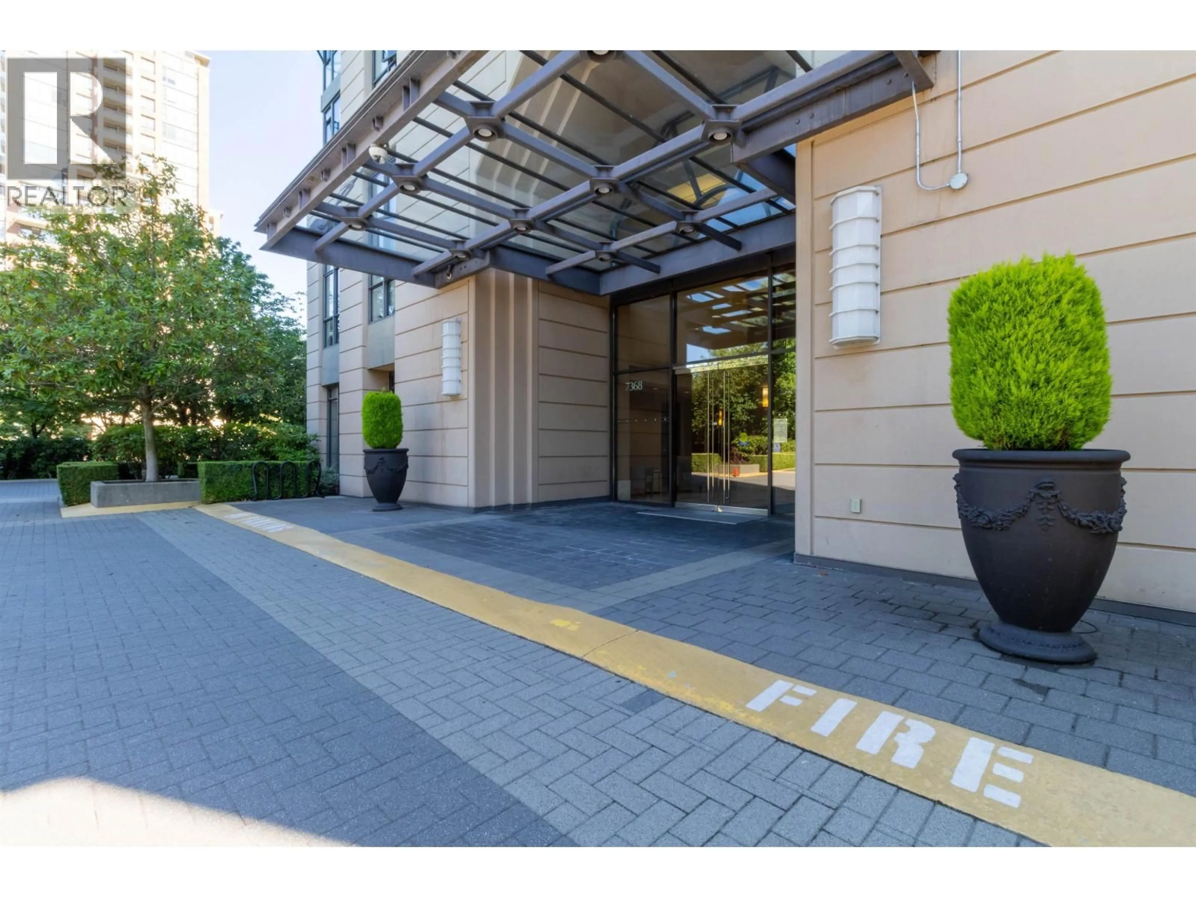 Indoor foyer for 908 - 7368 SANDBORNE AVENUE, Burnaby British Columbia V3N5C5