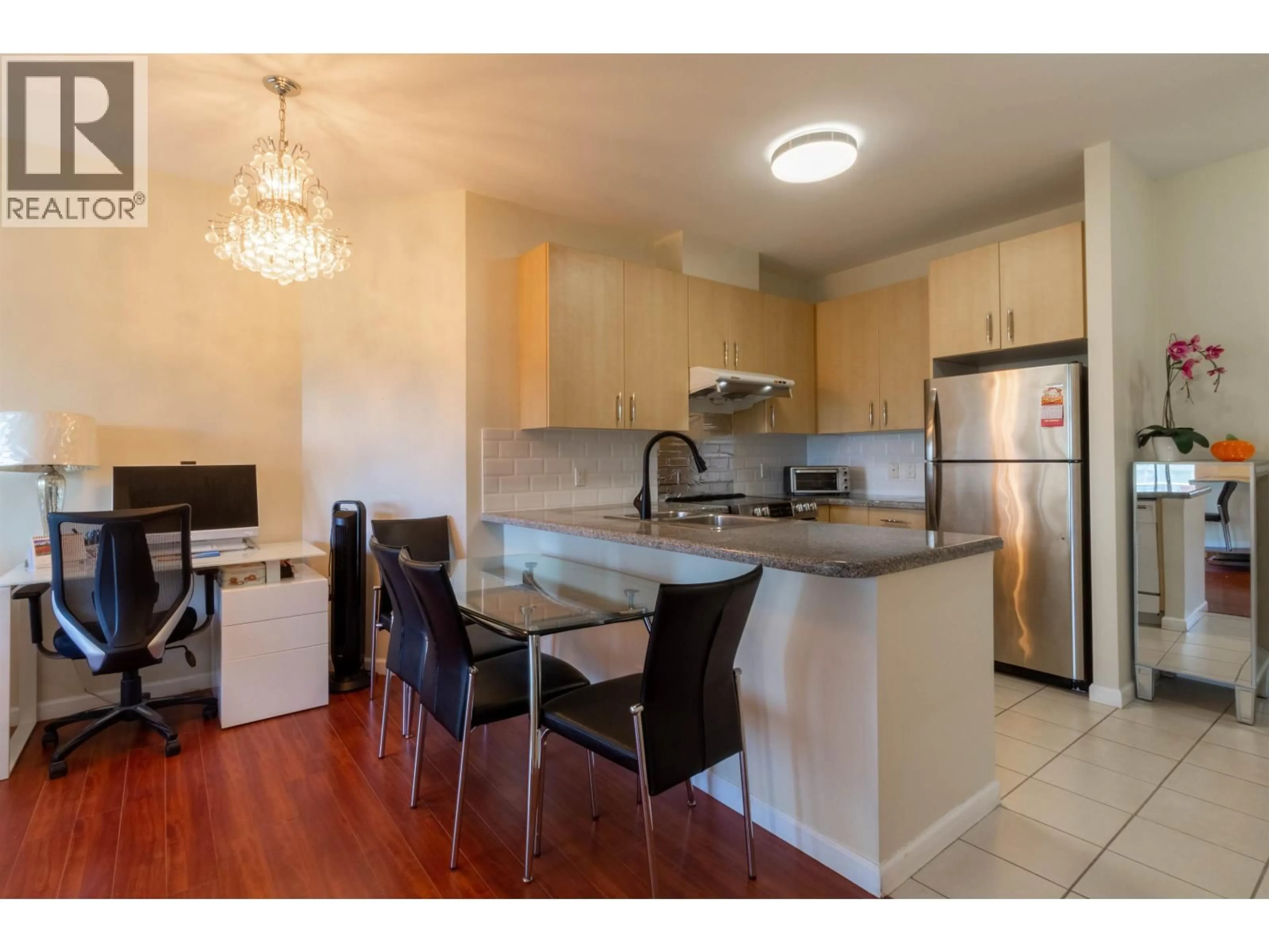 Standard kitchen, wood/laminate floor for 908 - 7368 SANDBORNE AVENUE, Burnaby British Columbia V3N5C5