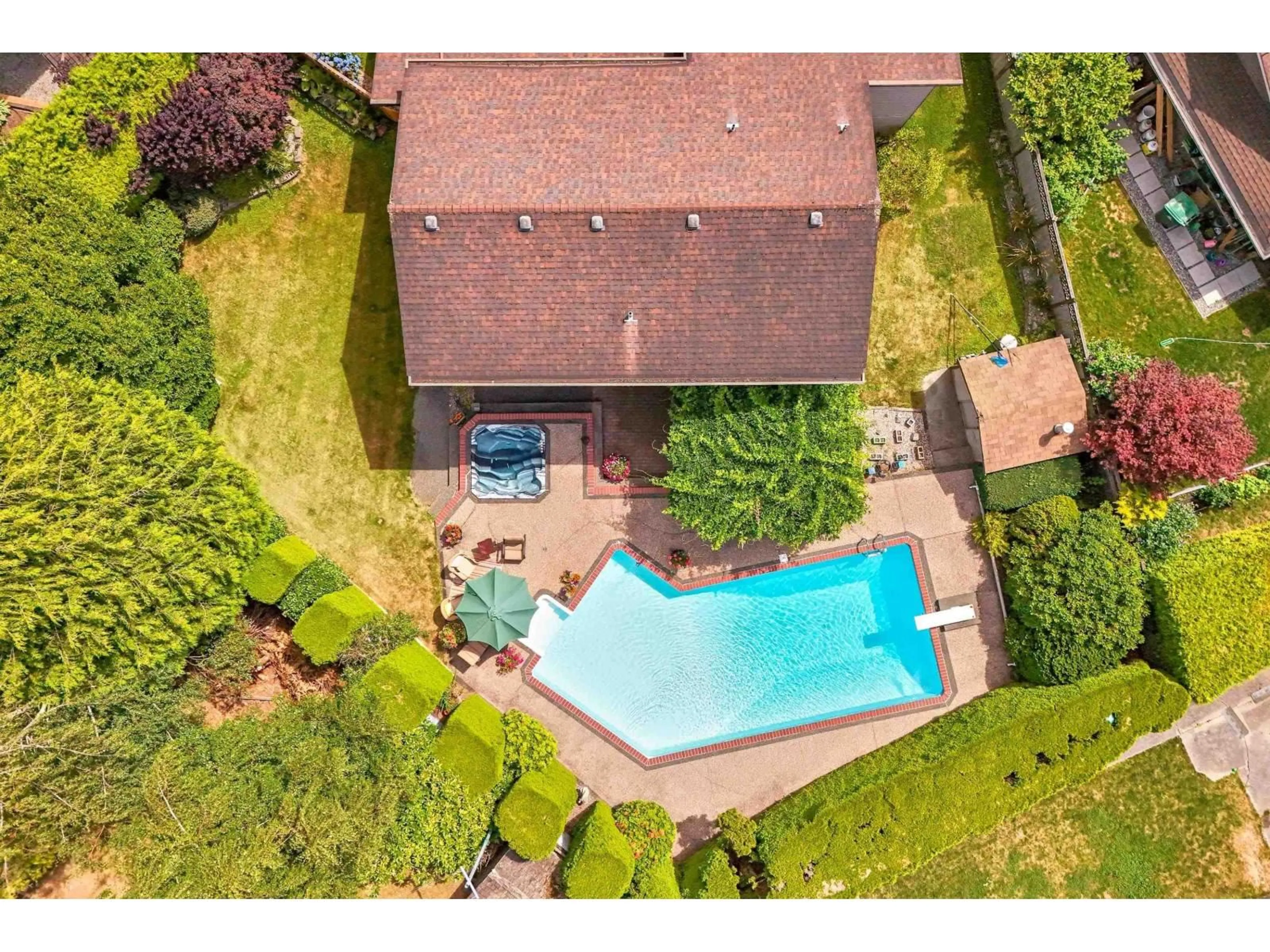 A pic from outside/outdoor area/front of a property/back of a property/a pic from drone, street for 8913 JEDBURGH, Surrey British Columbia V3V6S1
