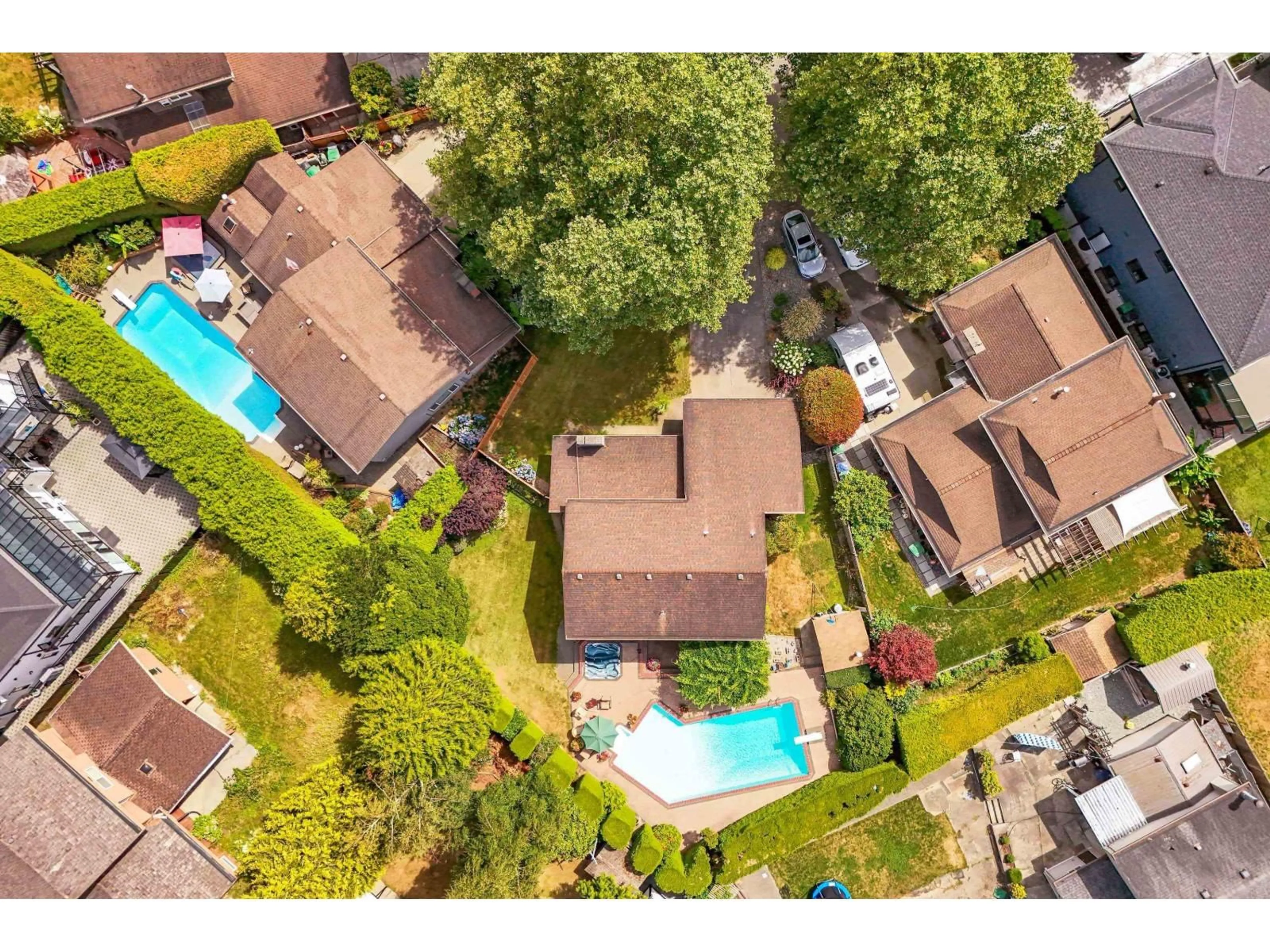 A pic from outside/outdoor area/front of a property/back of a property/a pic from drone, street for 8913 JEDBURGH, Surrey British Columbia V3V6S1