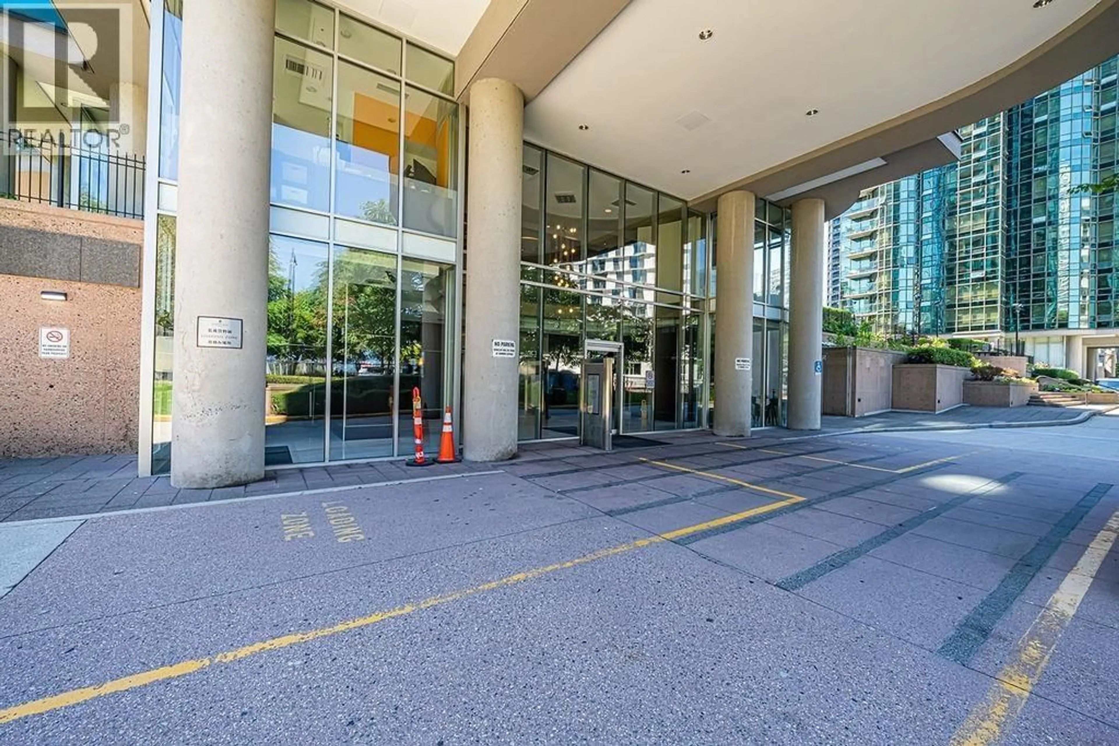 Indoor foyer for 807 - 555 JERVIS STREET, Vancouver British Columbia V6E4N1