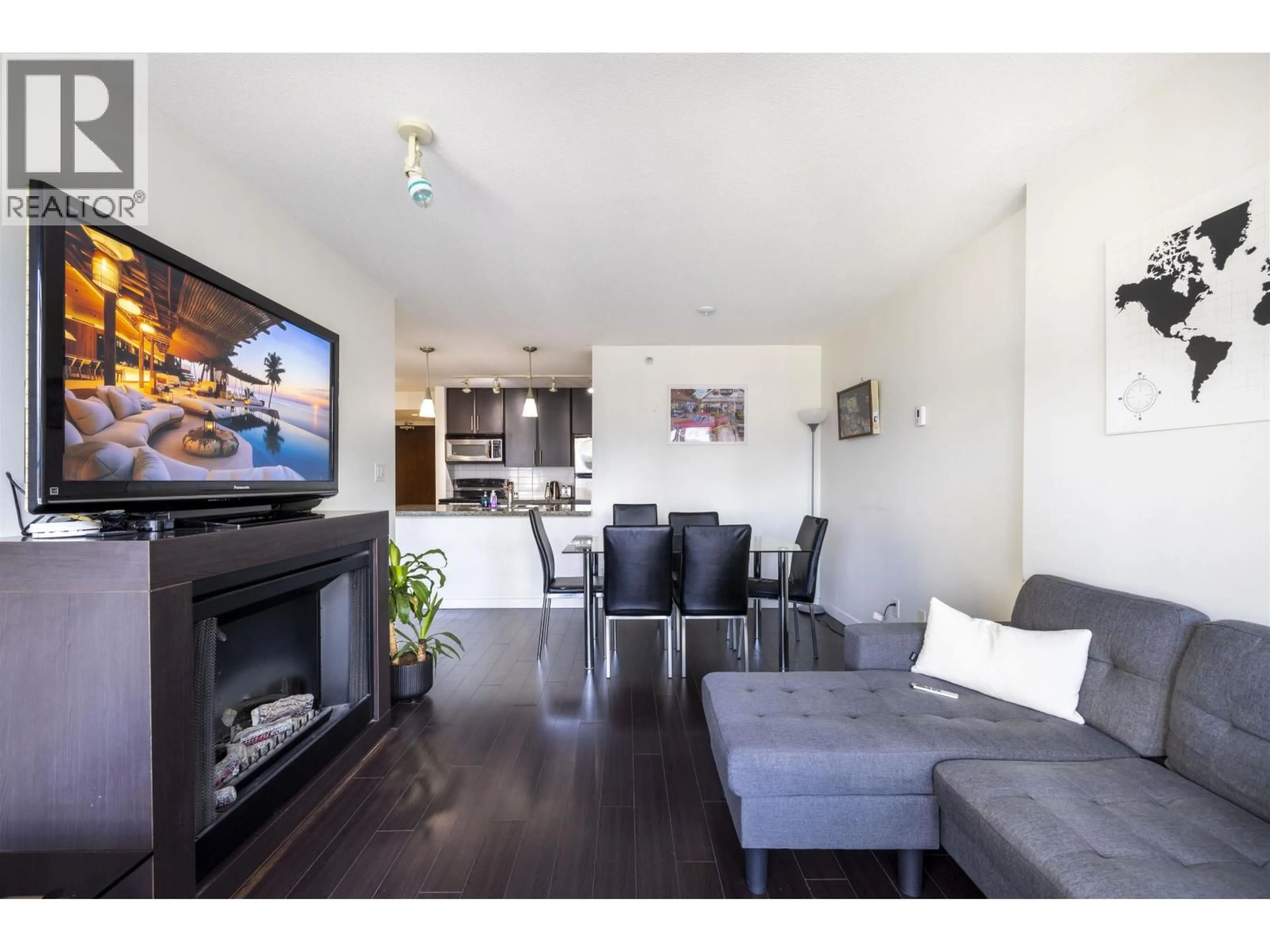 Living room with furniture, wood/laminate floor for 2006 - 58 KEEFER PLACE, Vancouver British Columbia V6B0B8