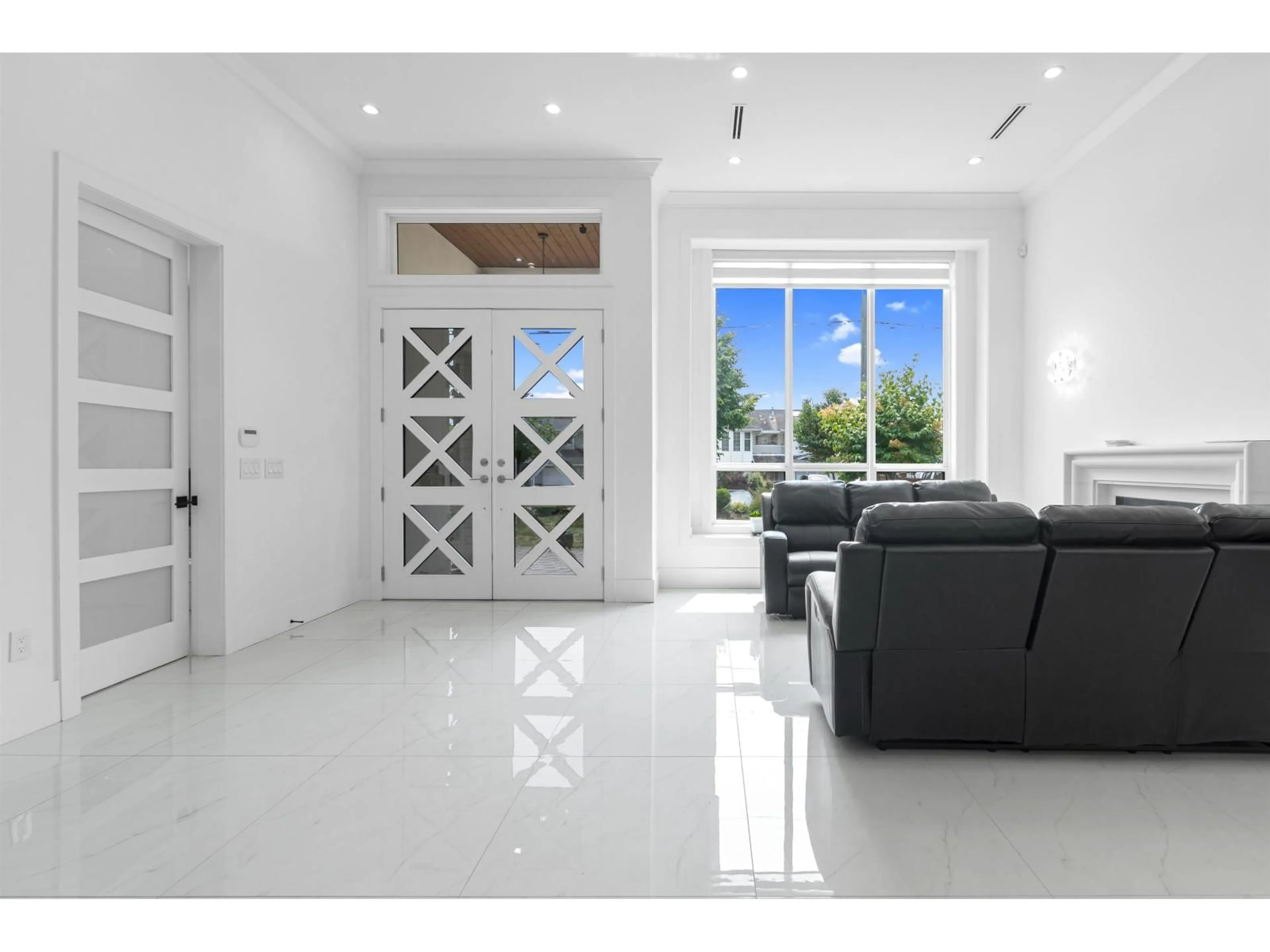 Indoor entryway for 14231 70A, Surrey British Columbia V3W2J9