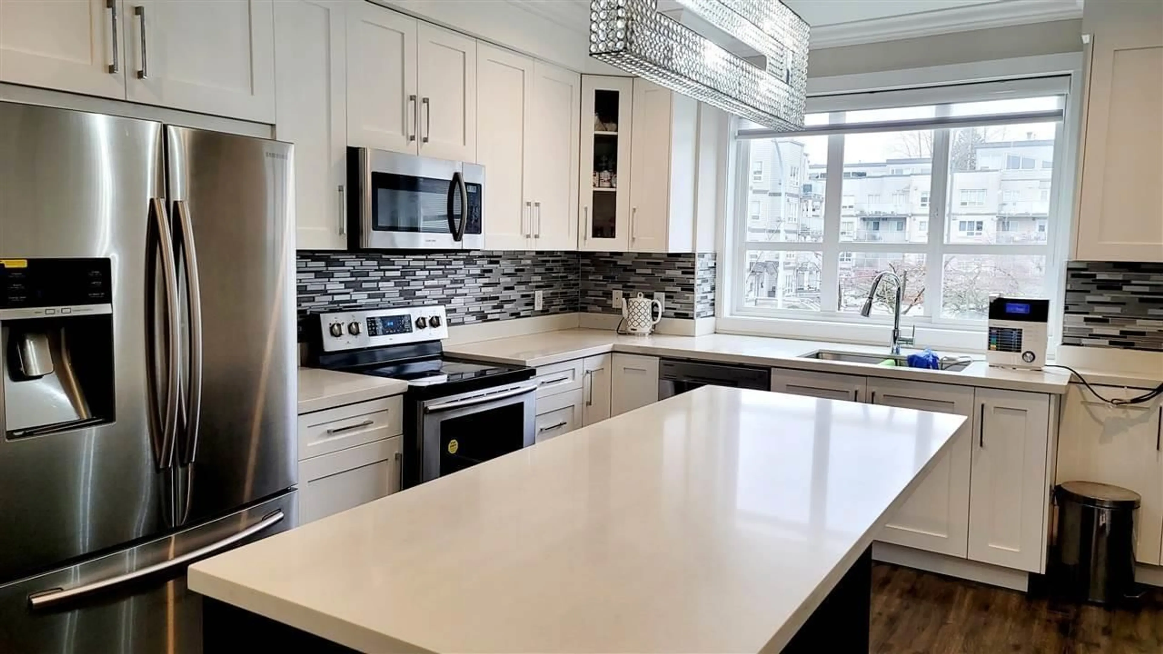 Contemporary kitchen, ceramic/tile floor for 23 - 14388 103, Surrey British Columbia V3T0J1