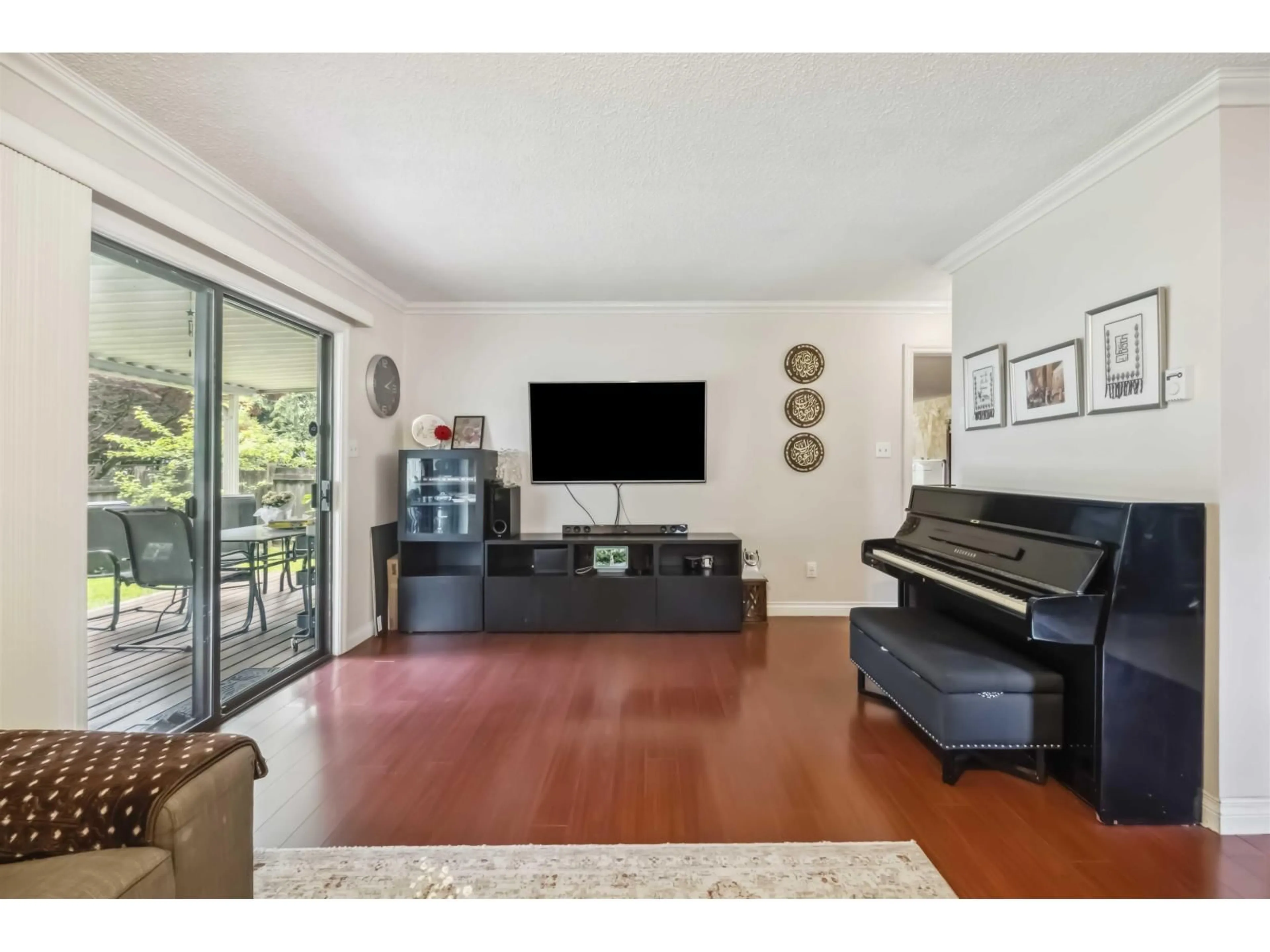 Living room with furniture, wood/laminate floor for 6717 141, Surrey British Columbia V3W6X2