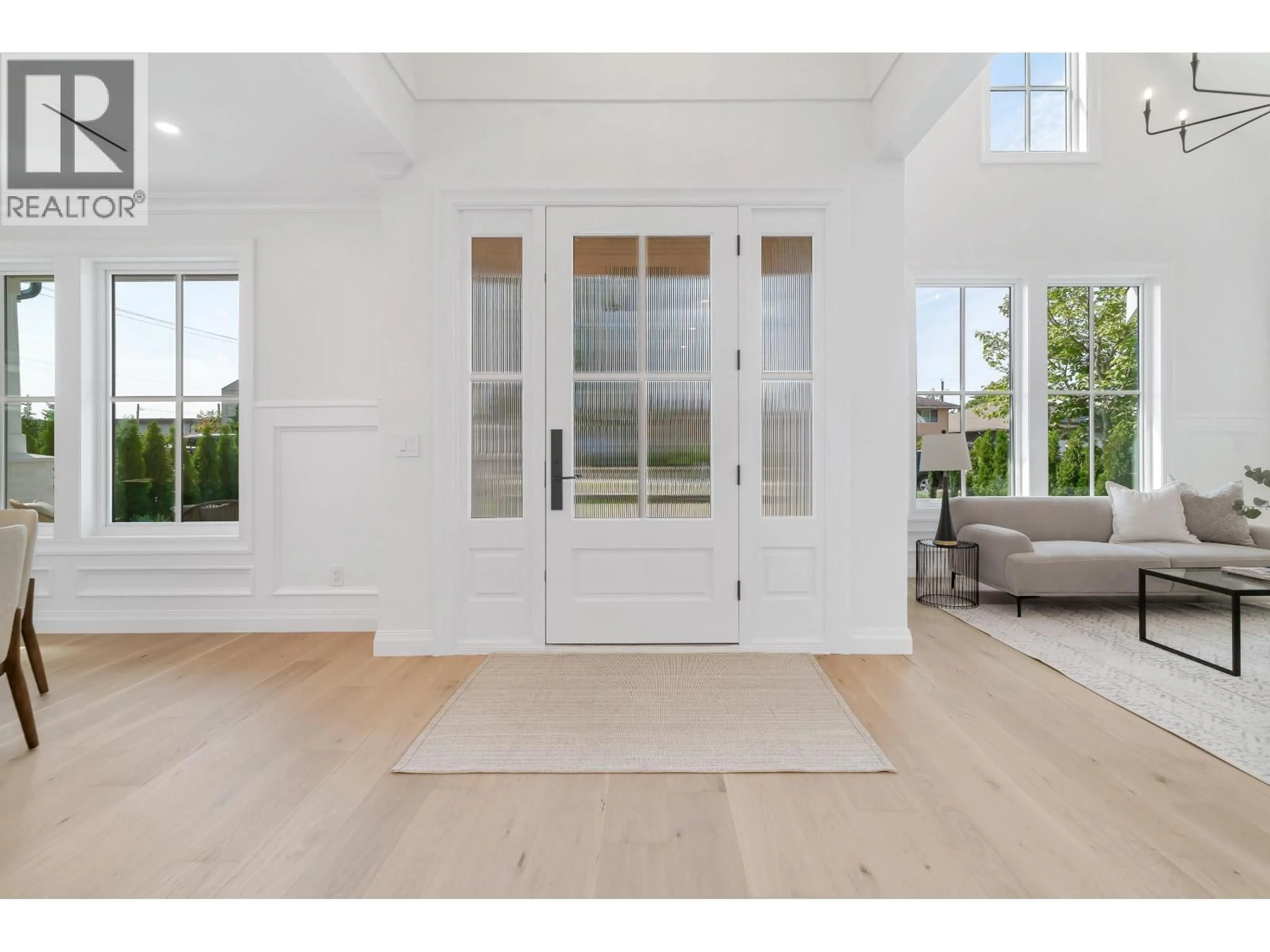 Indoor entryway for 780 10TH STREET, North Vancouver British Columbia V7L2G1
