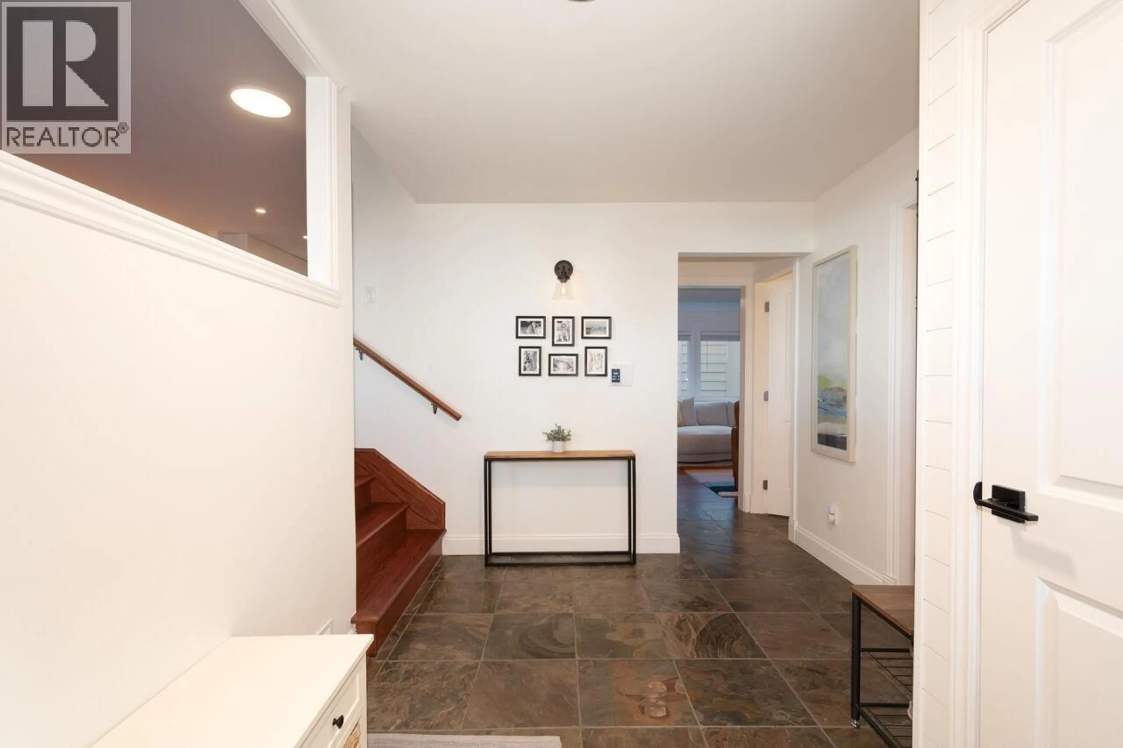 Indoor foyer for 125 APRIL ROAD, Port Moody British Columbia V3H3M4