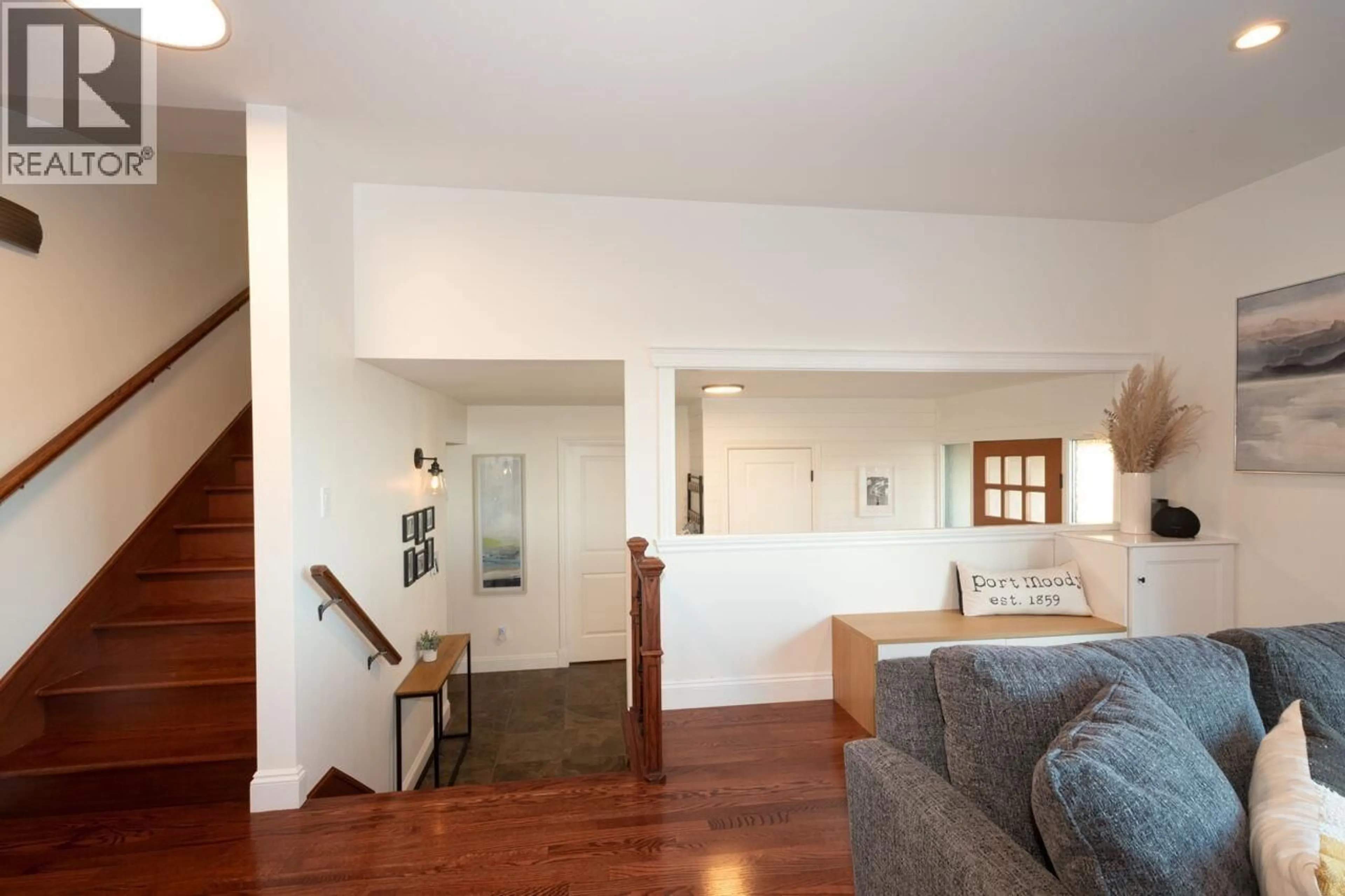 Indoor foyer for 125 APRIL ROAD, Port Moody British Columbia V3H3M4
