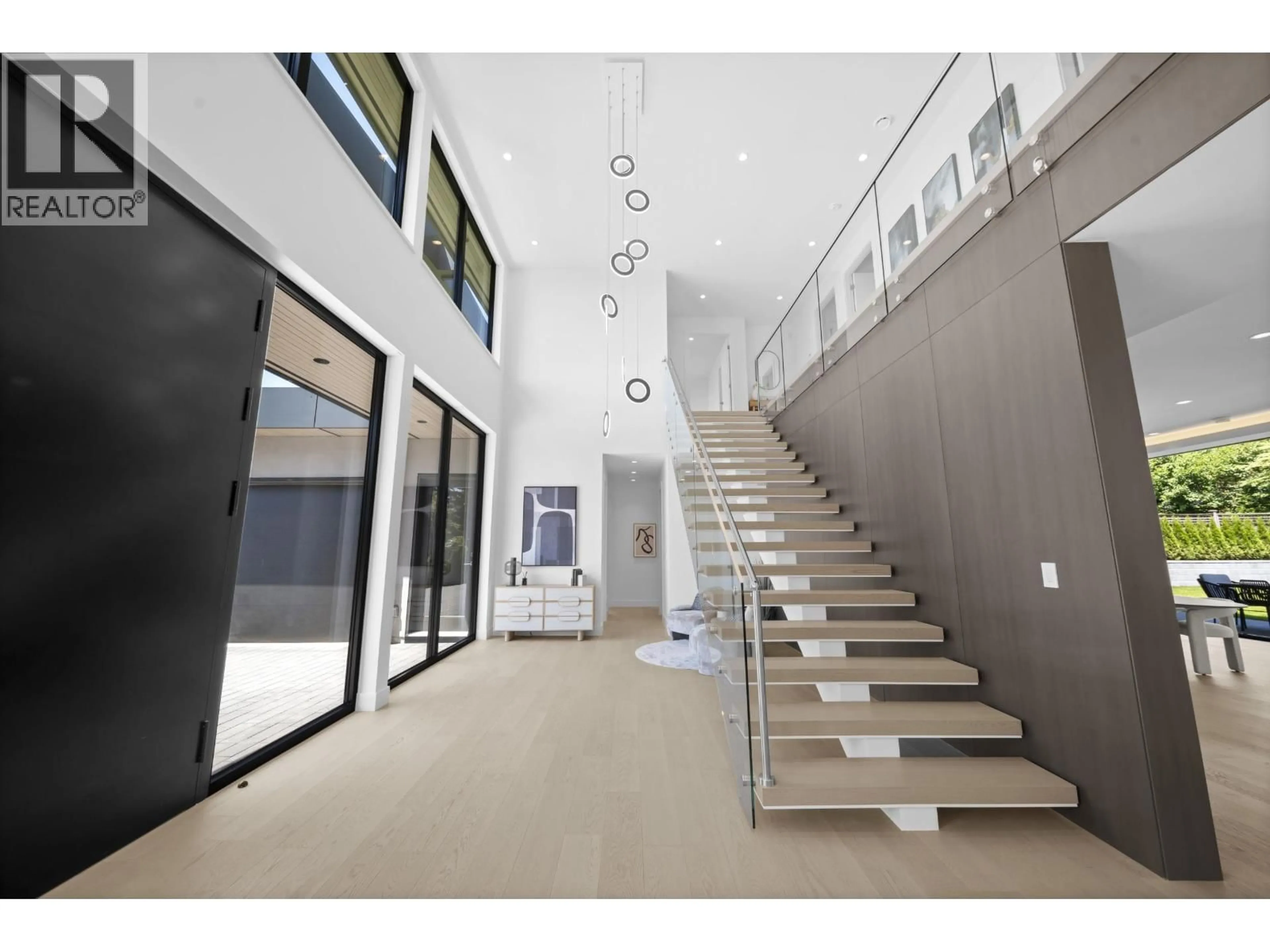 Indoor foyer for 680 WESTHYDE PLACE, North Vancouver British Columbia V7N2Y4