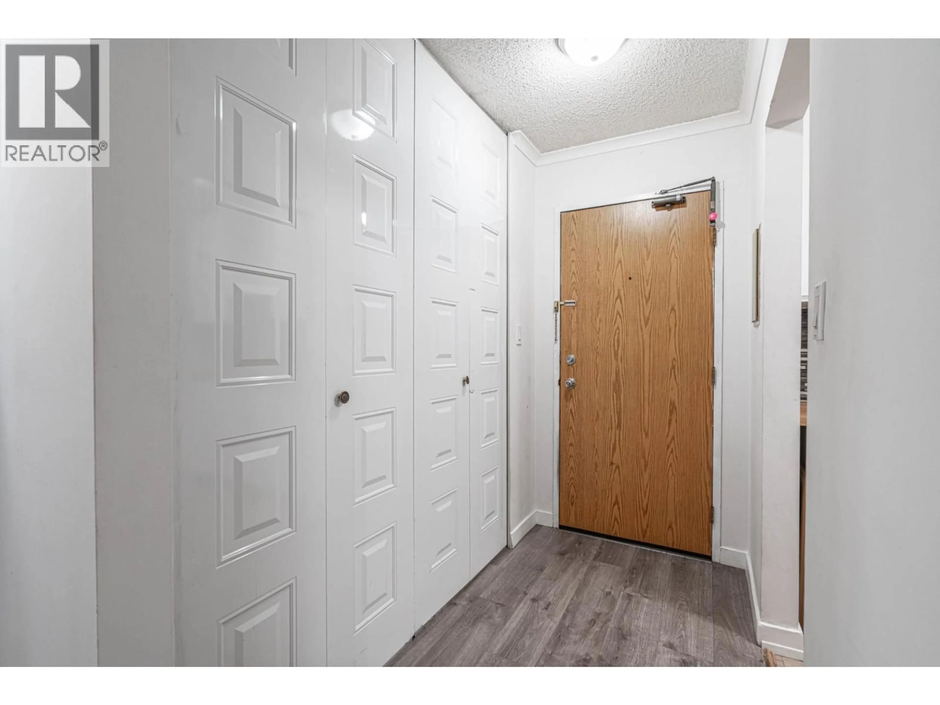 Indoor entryway for 105 - 9584 MANCHESTER DRIVE, Burnaby British Columbia V3N4R1