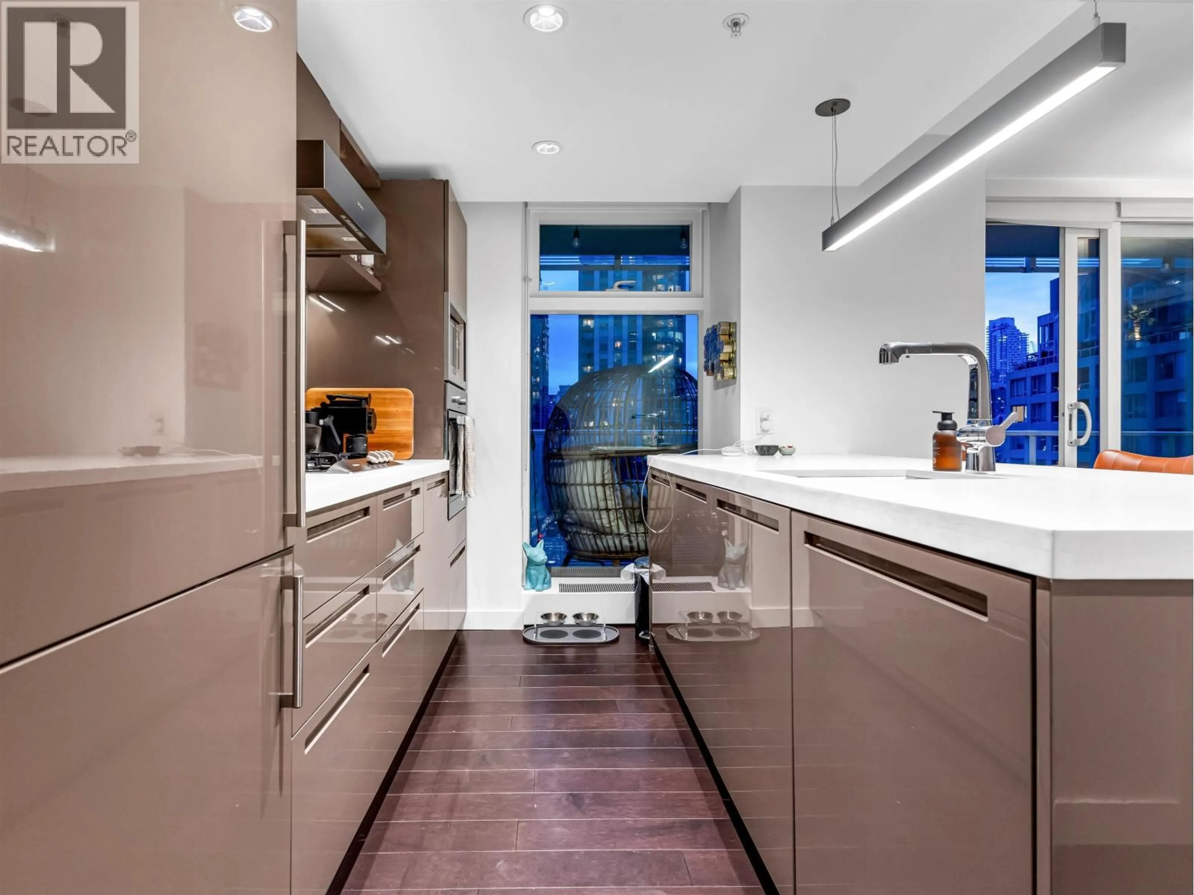 Contemporary kitchen, unknown for 1001 - 777 RICHARDS STREET, Vancouver British Columbia V6B0M6