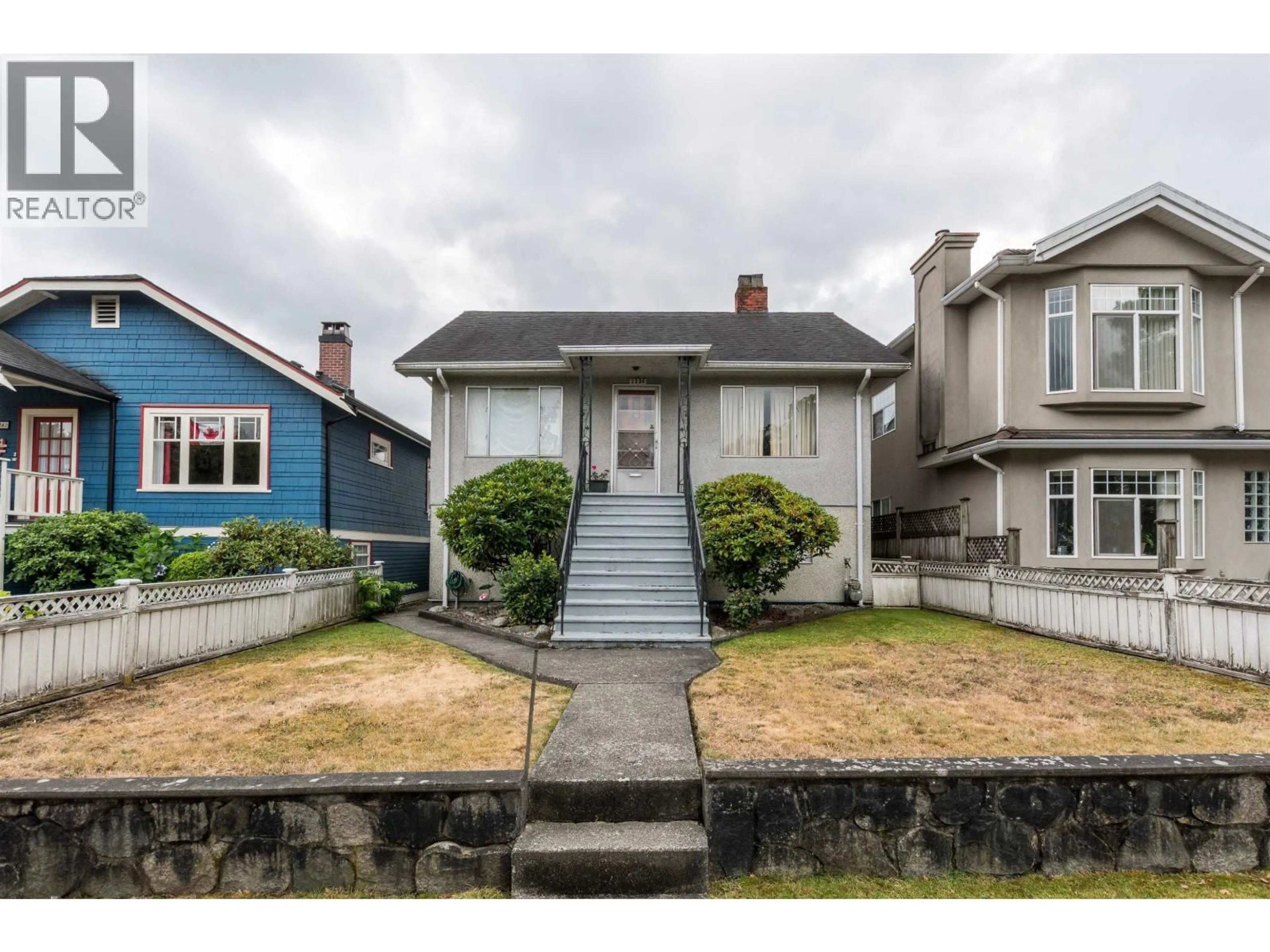 A pic from outside/outdoor area/front of a property/back of a property/a pic from drone, street for 2236 KITCHENER STREET, Vancouver British Columbia V5L2X2