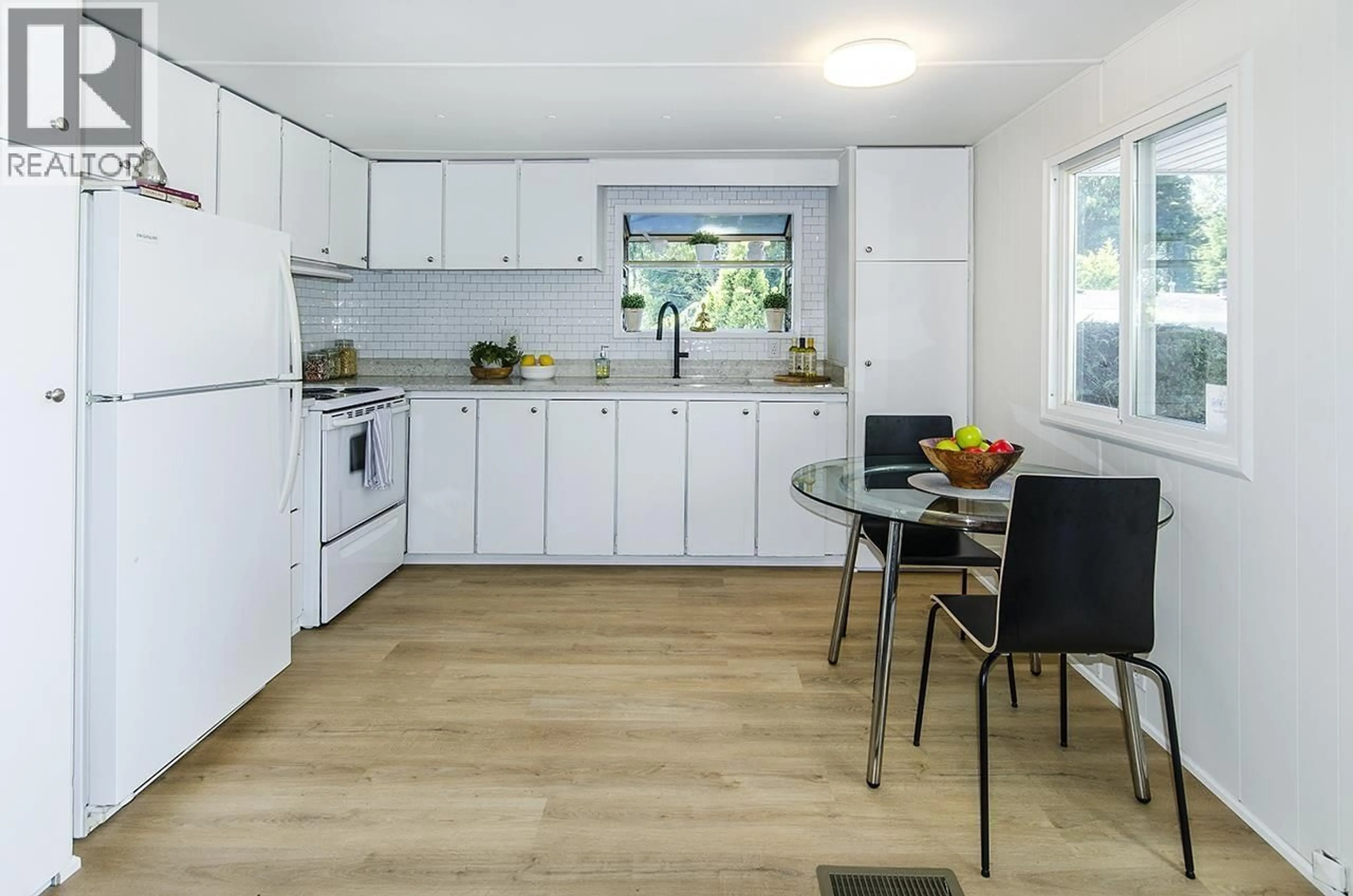 Open concept kitchen, wood/laminate floor for 422 RAINDANCE CRESCENT, West Vancouver British Columbia V7P1C2