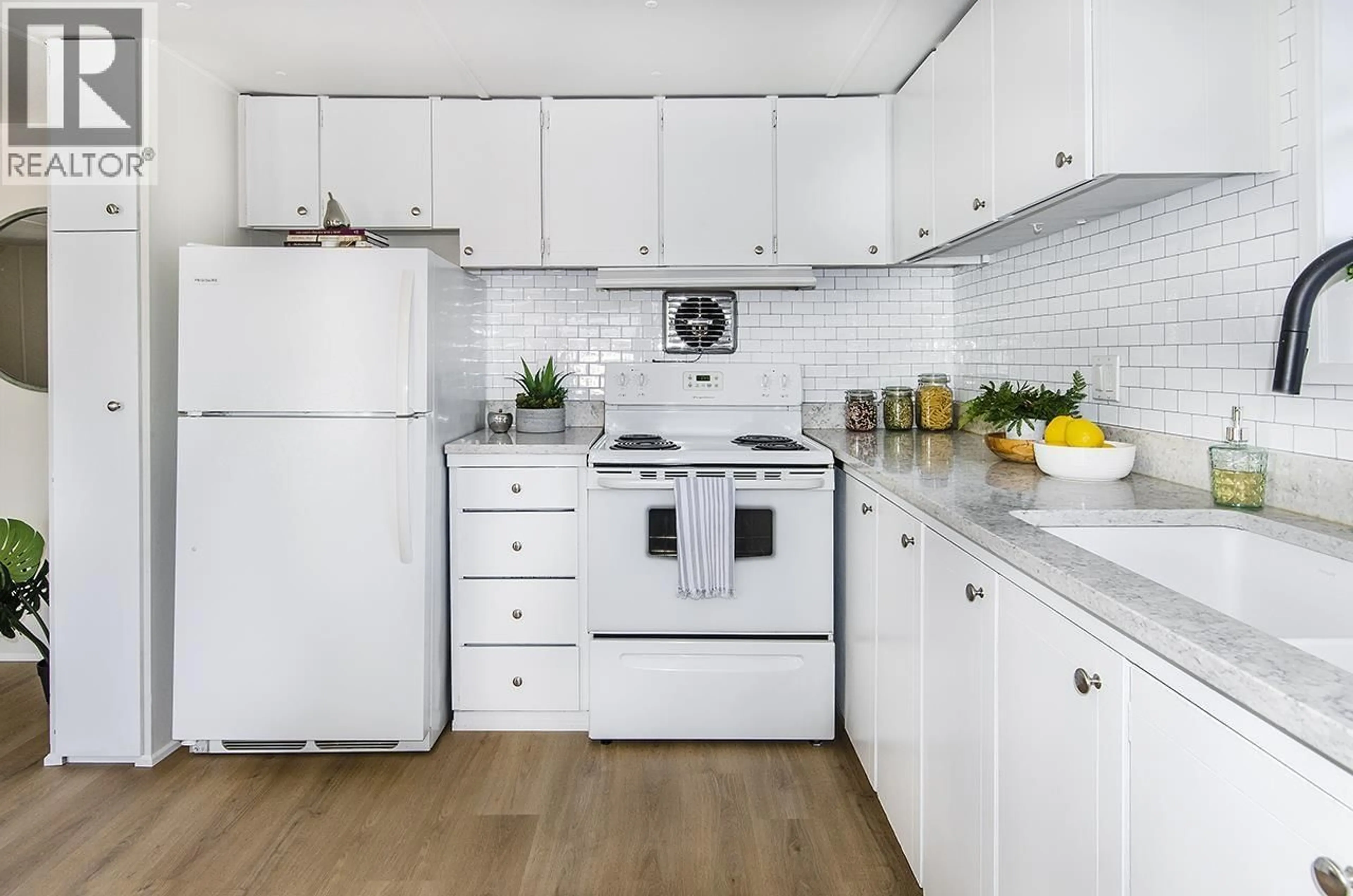 Standard kitchen, unknown for 422 RAINDANCE CRESCENT, West Vancouver British Columbia V7P1C2